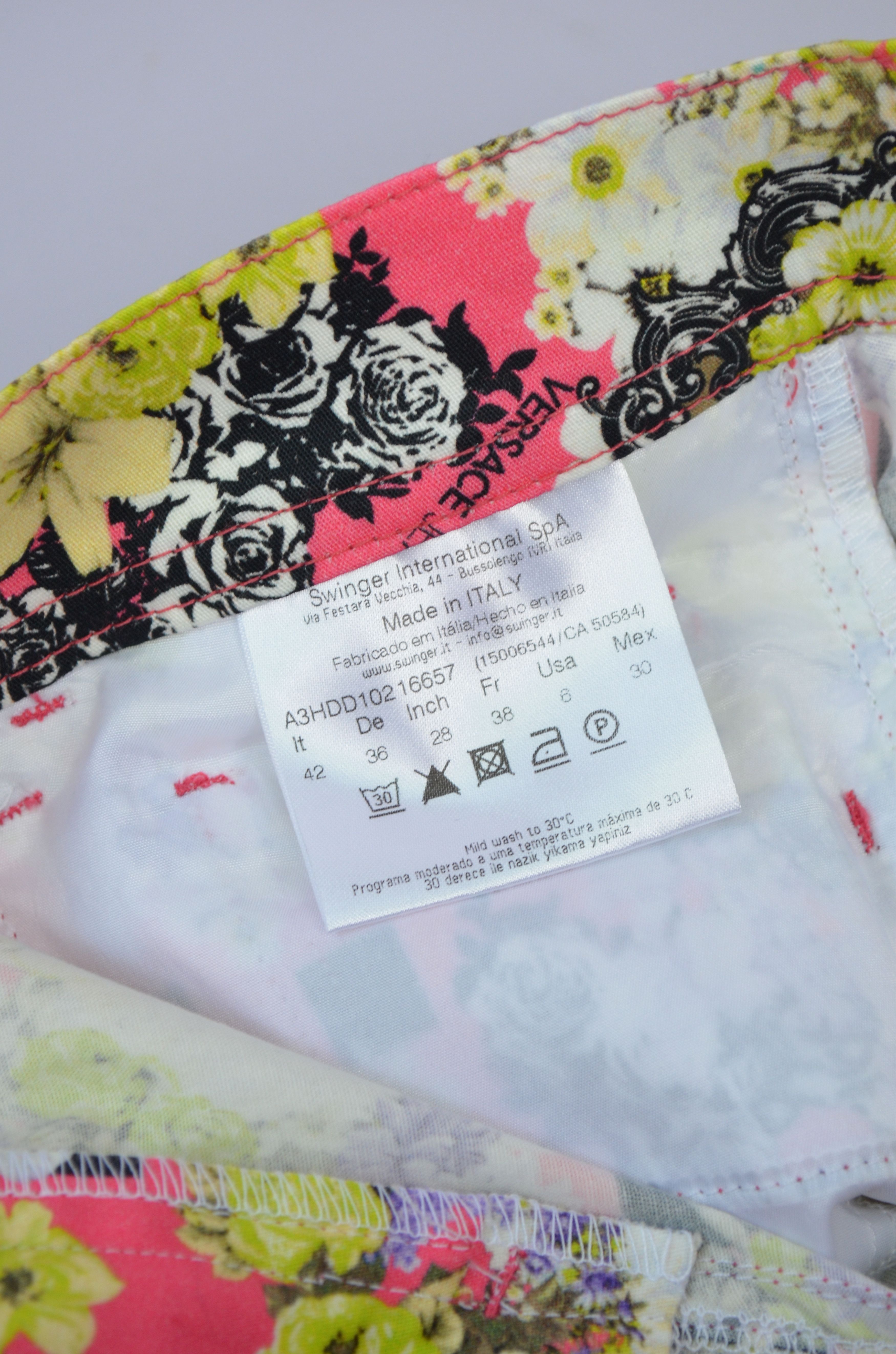 Versace × Versace Jeans Couture Versace Womens Mini Shorts Floral Print Size US6 / UK8 W28 Size 28" / US 6 / IT 42 - 12 Thumbnail