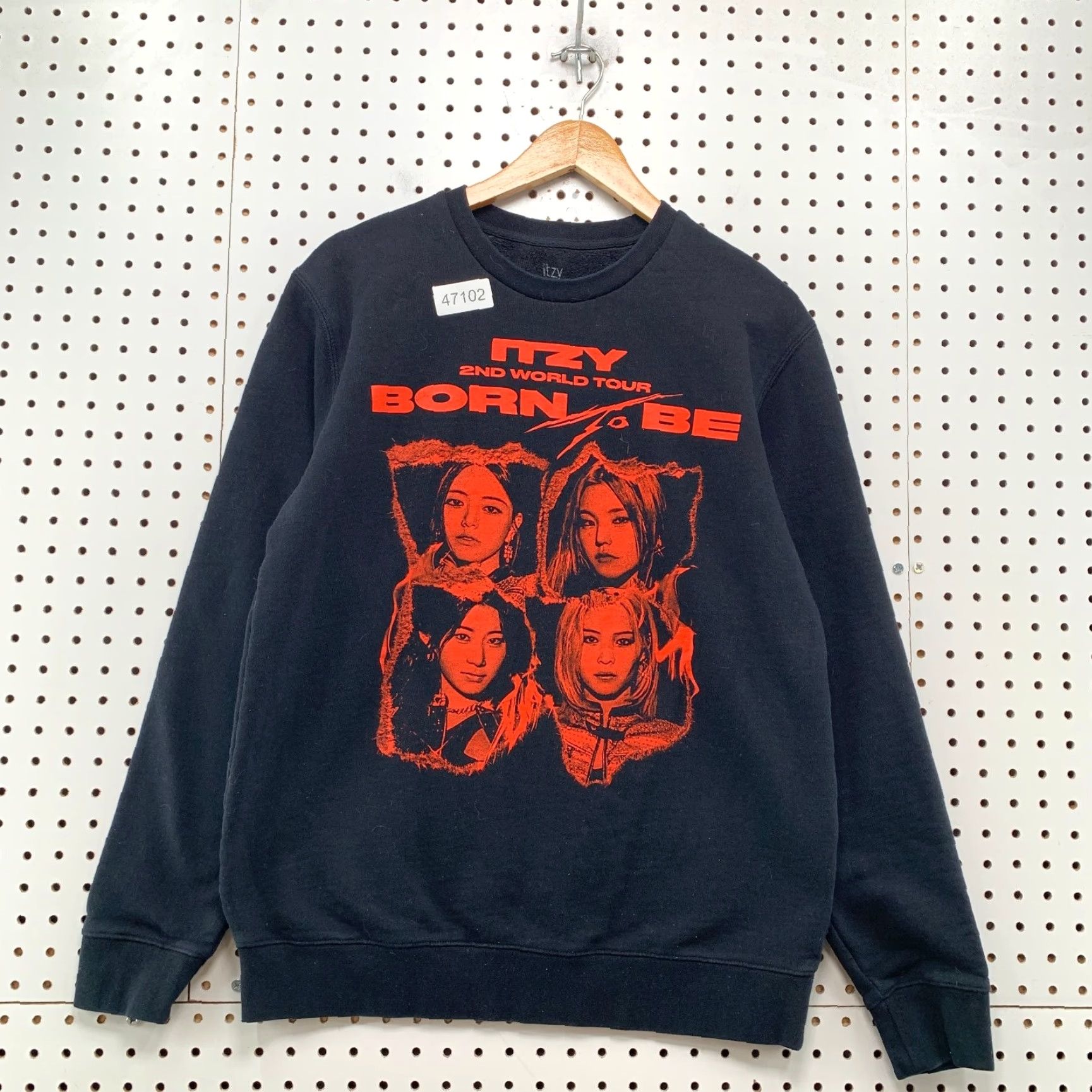 Born VINTAGE ITZY Born To Be Sweatshirt Mens M Black Red K Pop 2nd World Tour Shirt Pullover Crew Neck Music Wordwide Size US M / EU 48-50 / 2 - 2 Thumbnail