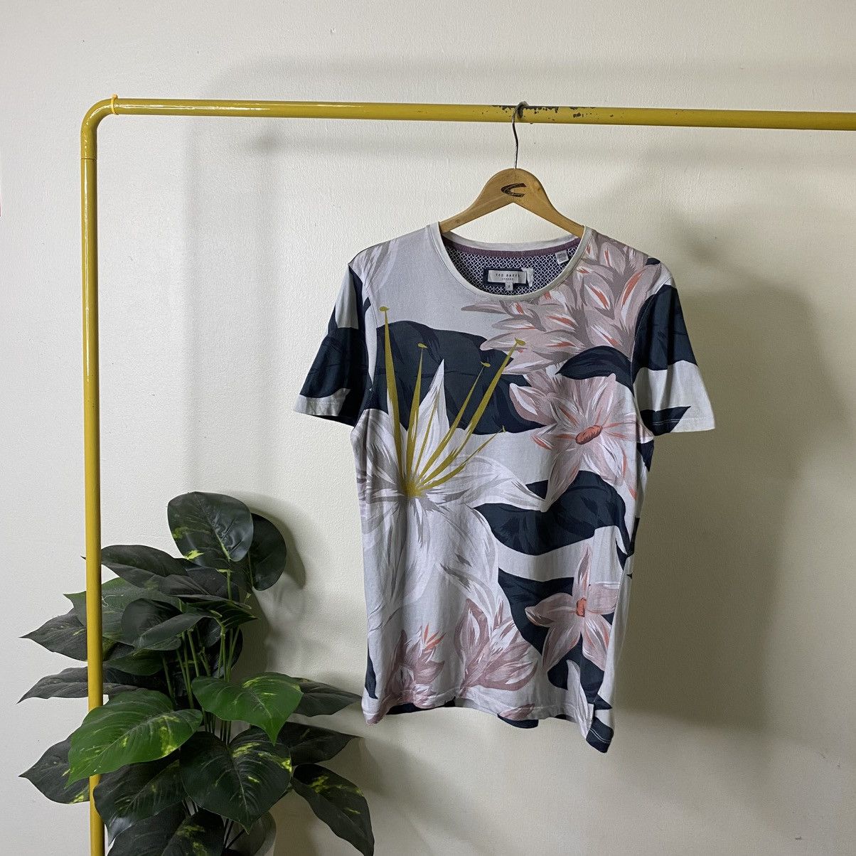 Ted Baker Ted Baker Litwork Floral Print T Shirt Size US M / EU 48-50 / 2 - 1 Thumbnail