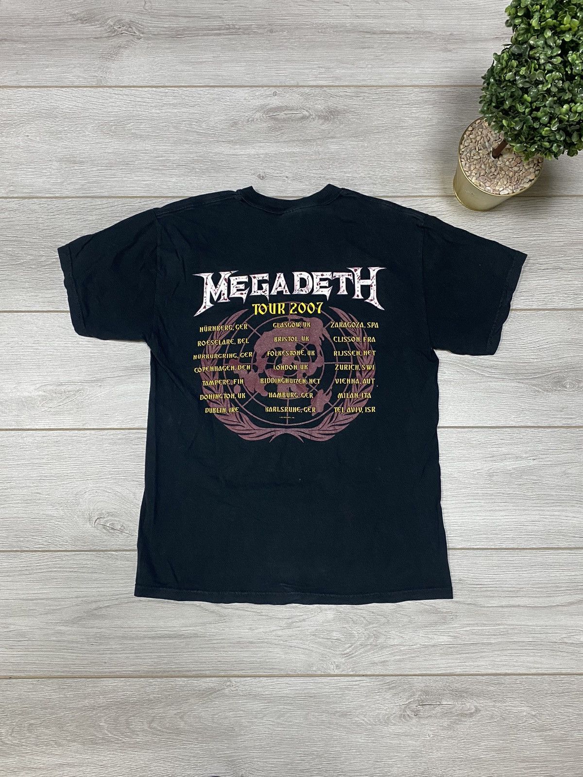 Band Tees Megadeth 2007 vintage tour t-shirt Held hostage by oil Size US M / EU 48-50 / 2 - 2 Thumbnail