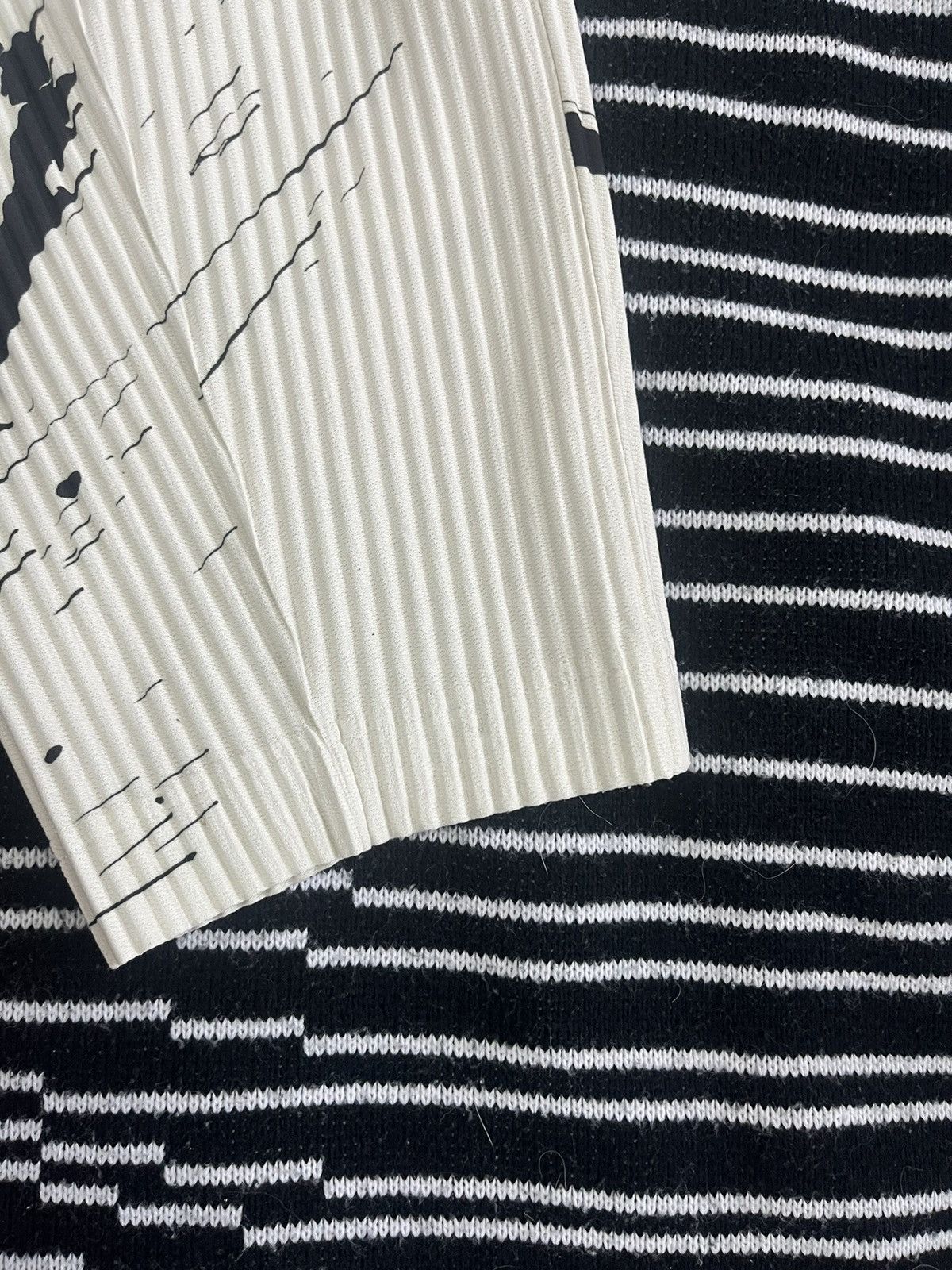 Homme Plisse Issey Miyake Homme Plisse Issey Miyake White Splash Pants Size US 30 / EU 46 - 5 Thumbnail