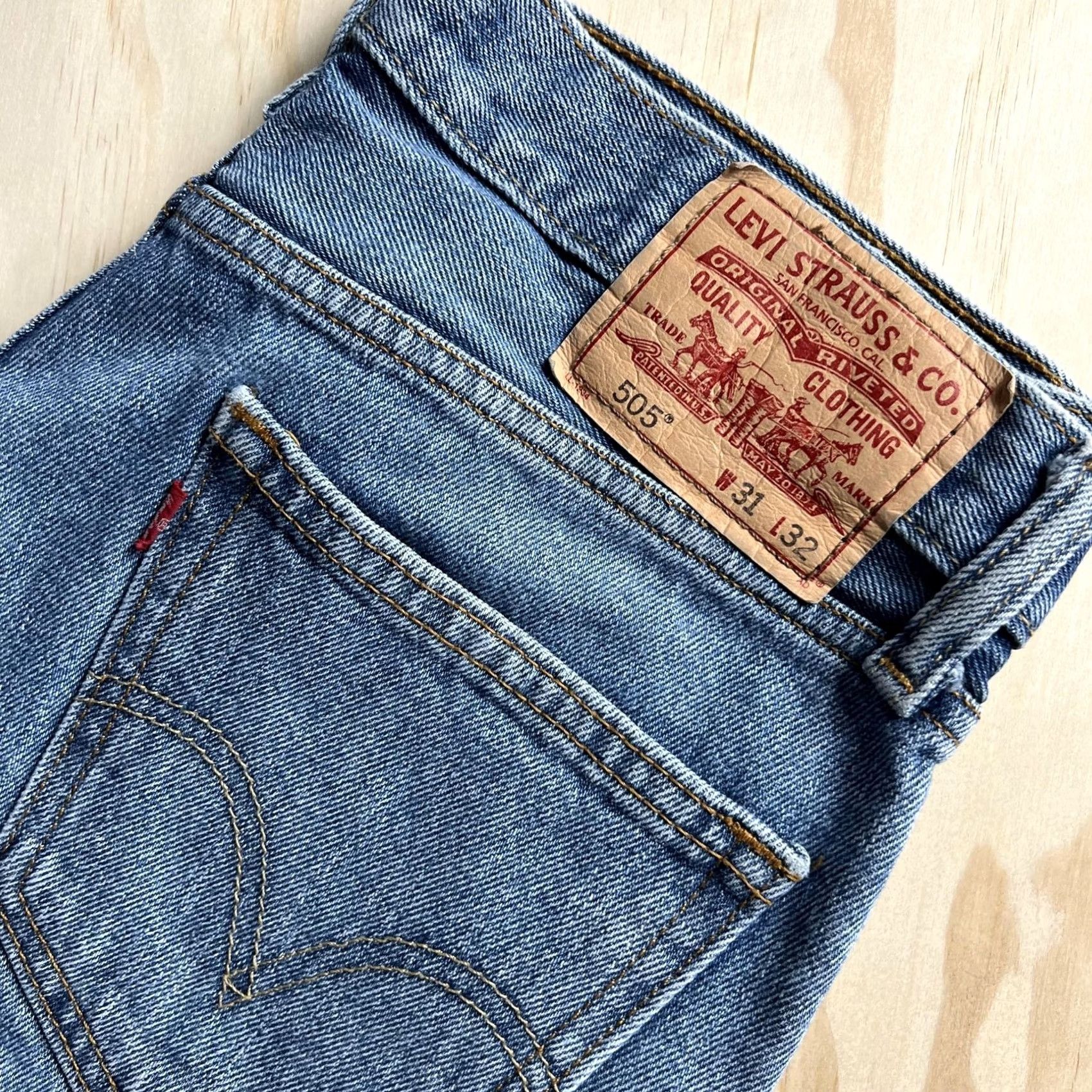 Levi's Levi's 505 Jeans Mens Medium Wash Blue Denim Straight Zip Fly 32x32 Size US 32 / EU 48 - 2 Thumbnail
