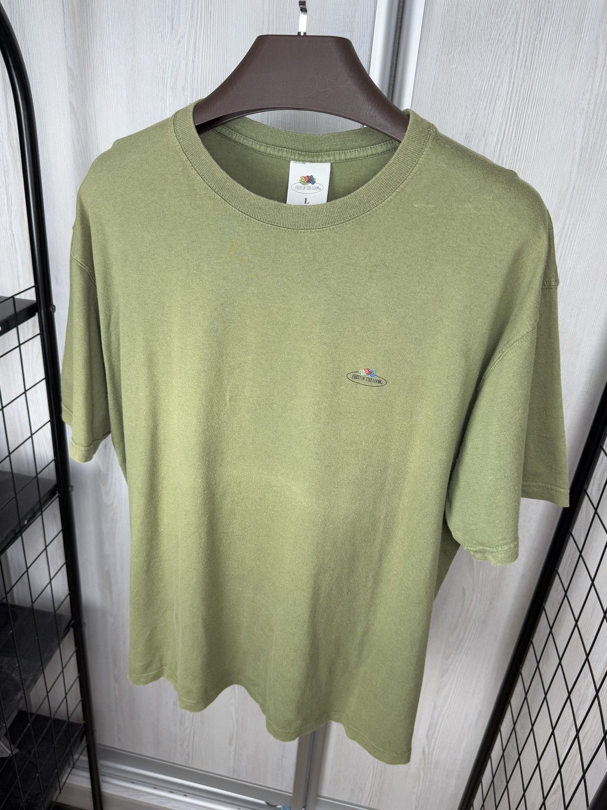 Fruit Of The Loom Fruit of the Loom vintage 90s basic blank small logo tee Size US L / EU 52-54 / 3 - 7 Thumbnail