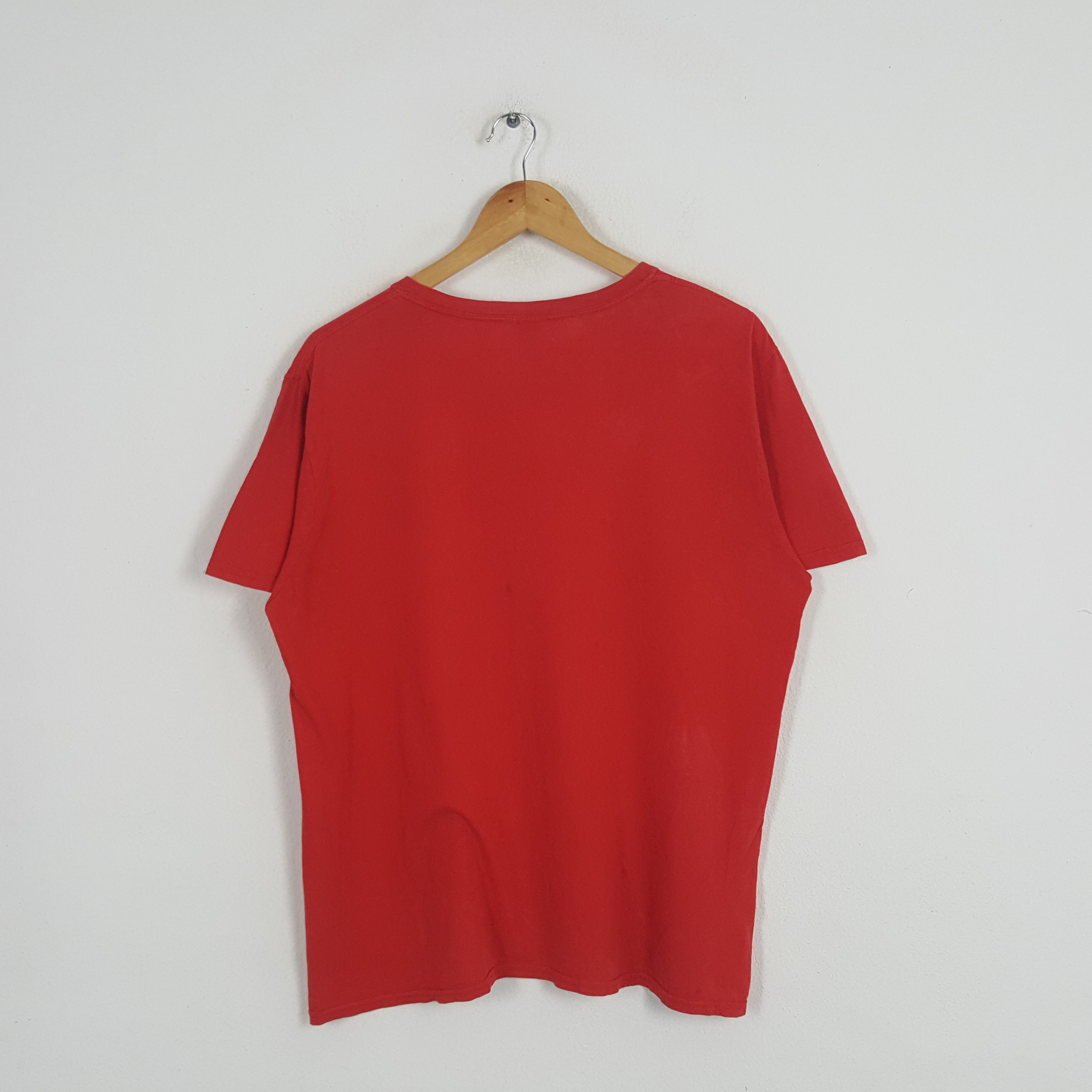 Vintage Vintage Red Taylor Swift American Singer Songwriter Tshirt Size US L / EU 52-54 / 3 - 3 Thumbnail
