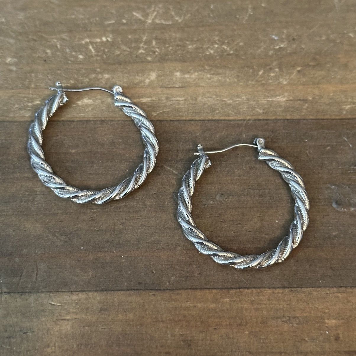 Other Silver tone twisted hoop earrings Size ONE SIZE - 5 Thumbnail