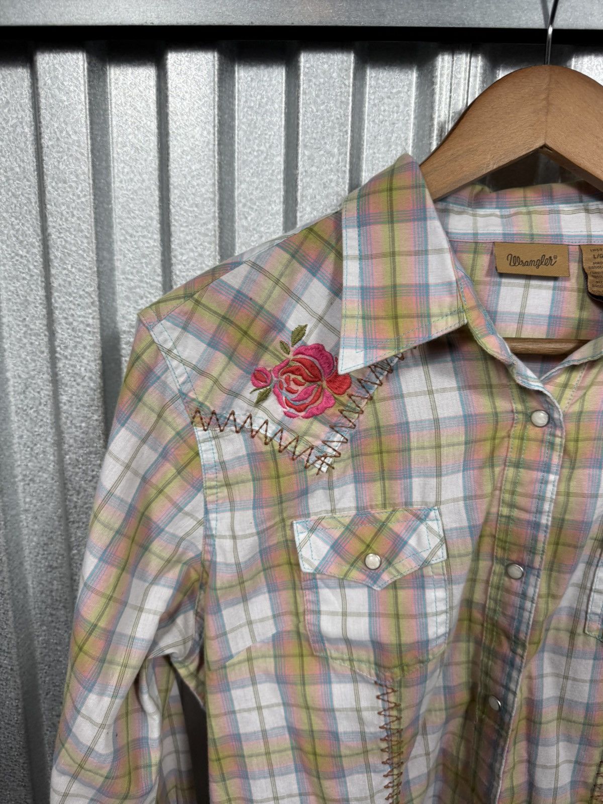 Wrangler Vintage Wrangler Western Rose Embroidered Pearl Snap Shirt Size US L / EU 52-54 / 3 - 9 Thumbnail