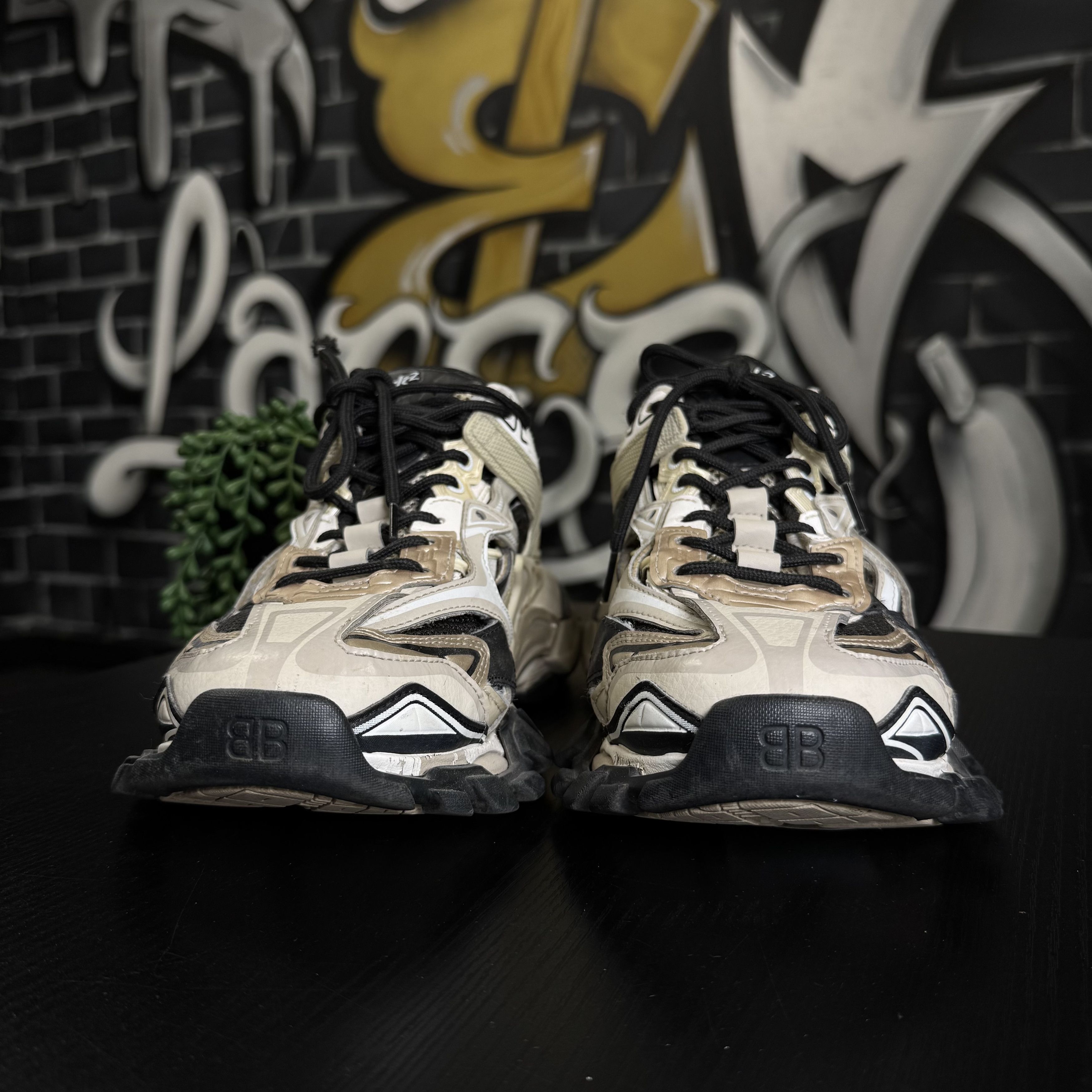 Balenciaga BALENCIAGA TRACK2 BEIGE BLACK Size US 9 / EU 42 - 2 Thumbnail