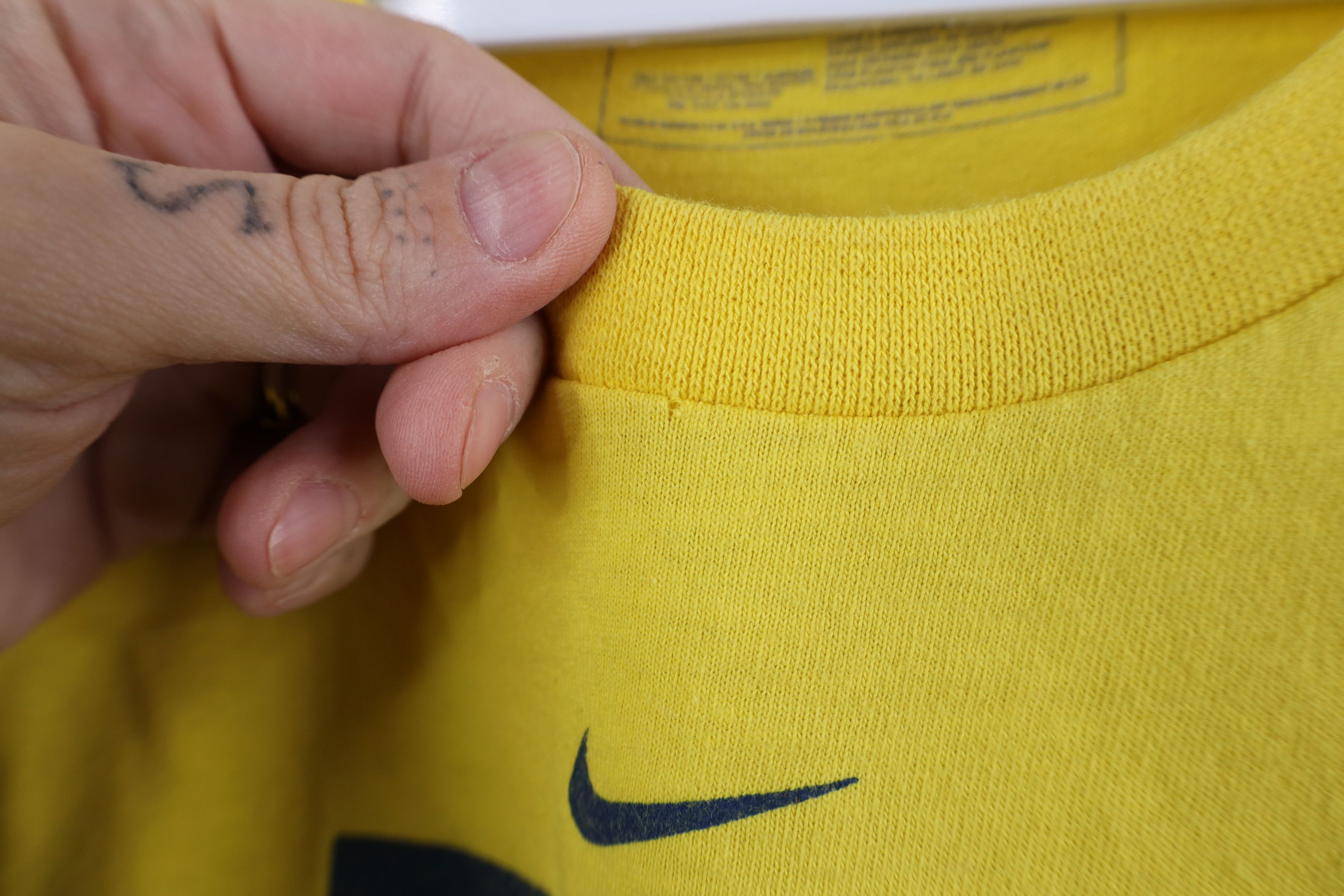 Nike Vintage Nike Swoosh University of Michigan T-Shirt Maize Size US M / EU 48-50 / 2 - 7 Thumbnail