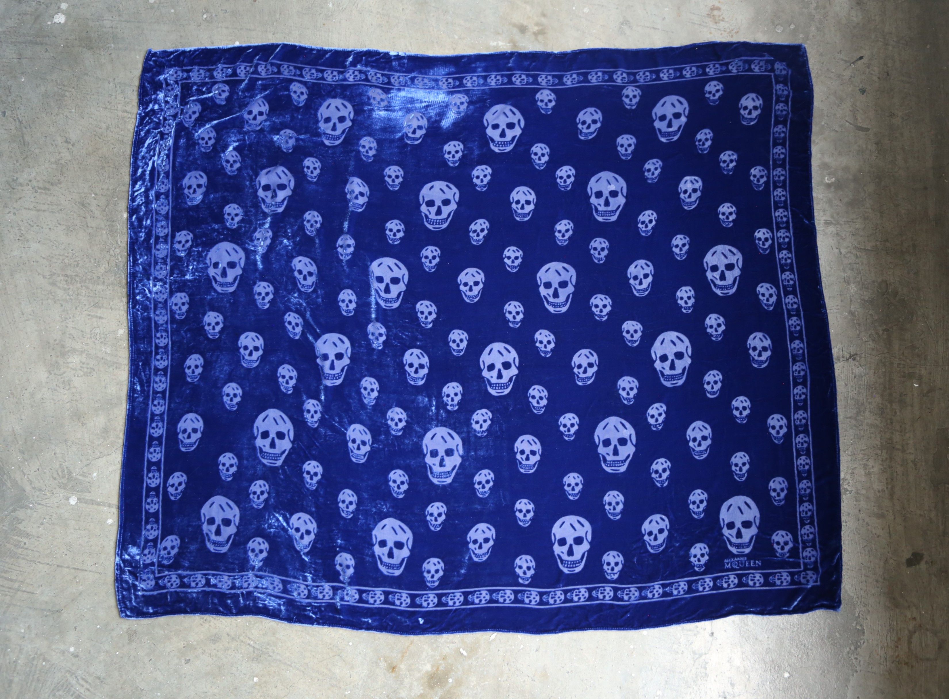Alexander McQueen Alexander Mcqueen - F/W 11 - Velvet Skull Scarf Size ONE SIZE - 1 Thumbnail