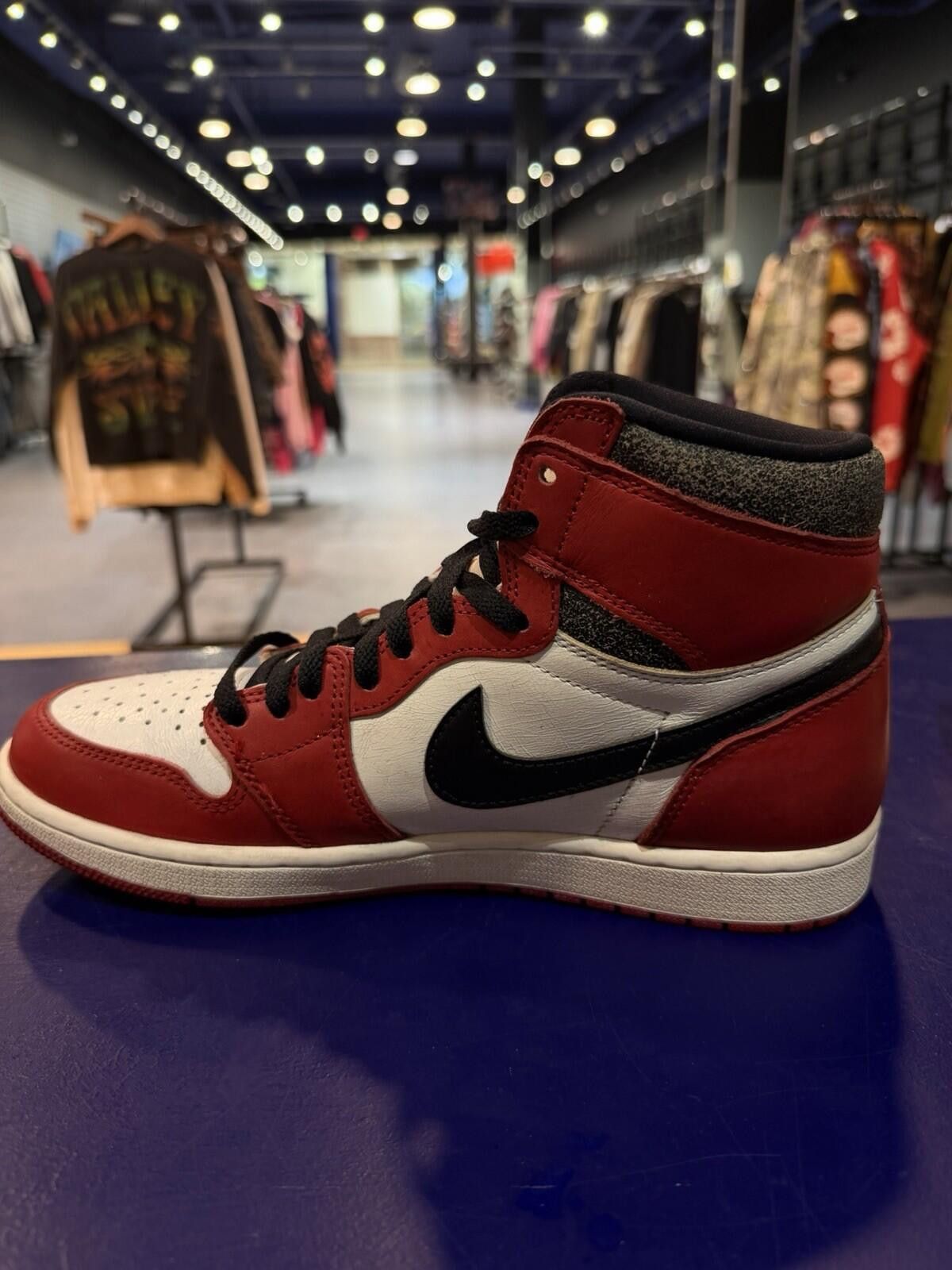 Jordan Brand Size 10 - Jordan 1 Retro High OG Chicago Lost and Found Size US 10 / EU 43 - 3 Thumbnail