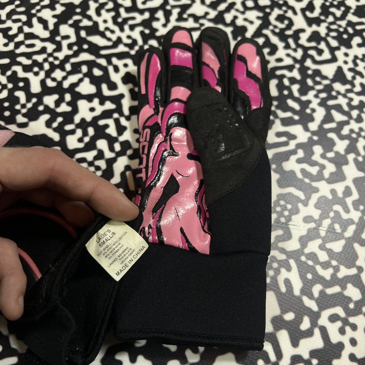 Japanese Brand Vintage Y2K SCOTT Sexy Porn Girl Print Gloves Ski Snow Style Size ONE SIZE - 9 Thumbnail