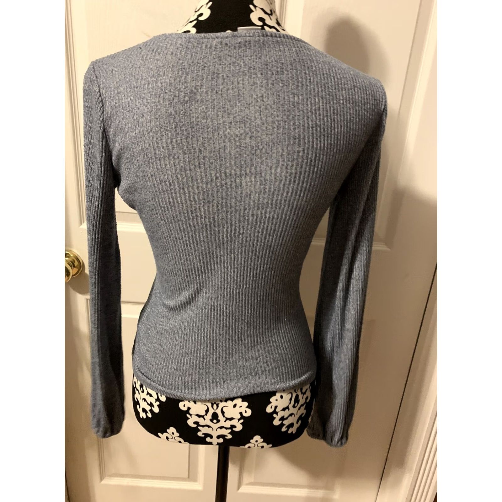 Gap VINTAGE? No. Gap Shirt Womens XS Blue Deep V Neck Long Sleeve Knit Ribbed Slim Regular Raglan Sleeve Blouse Workwear, Basic, 908 Size XS / US 0-2 / IT 36-38 - 4 Thumbnail