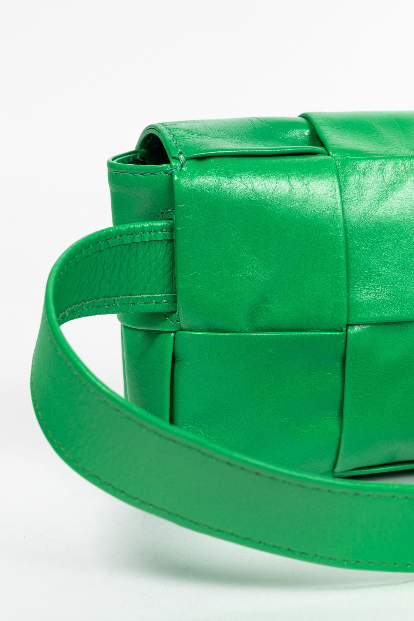 Bottega Veneta Bottega Veneta Cassette Mini Green Intreccio-Woven Belt Bag Size ONE SIZE - 8 Thumbnail