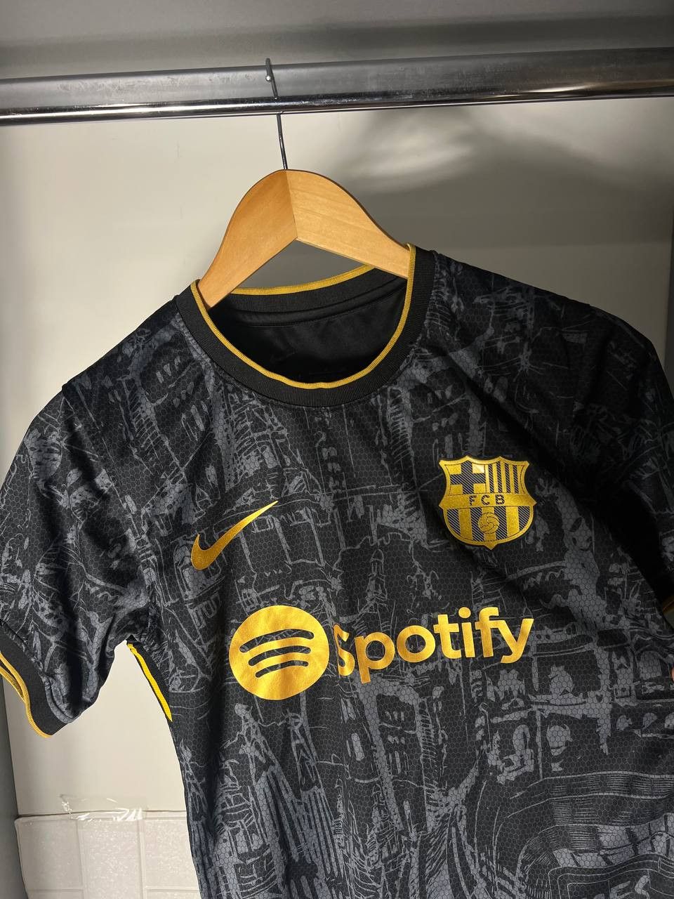 Vintage VERY RARE NIKE FC BARCELONA SPAIN SOCCER JERSEY BLOKE Y2K Size US S / EU 44-46 / 1 - 6 Thumbnail