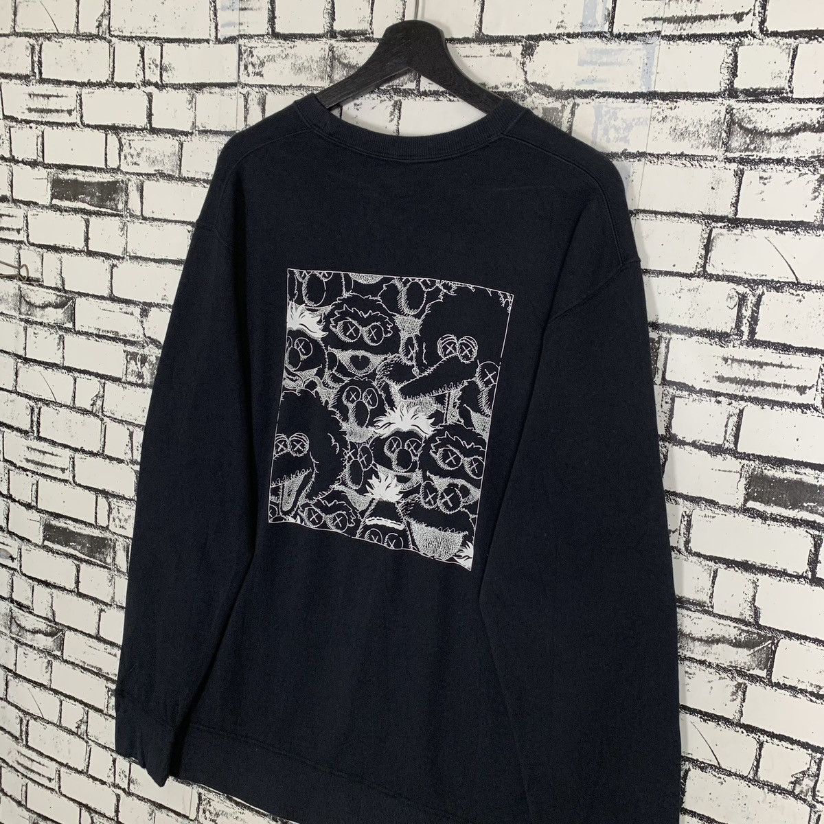 Kaws × Uniqlo Vintage Kaws X Japanese Brand Sweatshirt Size US XL / EU 56 / 4 - 5 Thumbnail