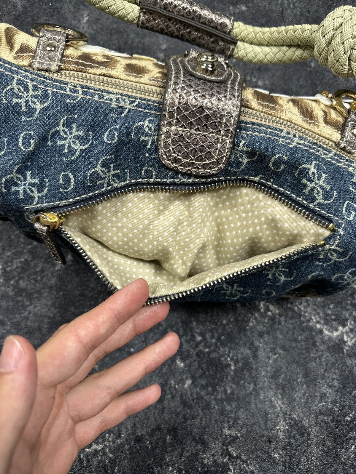 Guess Vintage Y2K Guess Leopard Pattern Baguette Mini Handle Bag Size ONE SIZE - 11 Thumbnail