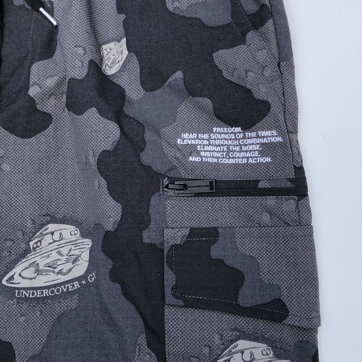 GU × Japanese Brand × Undercover Gu X Undercover Camo Cargo Pants Size US 34 / EU 50 - 12 Thumbnail