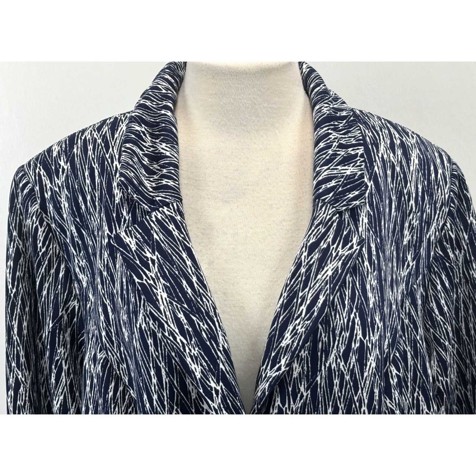 Avenue VINTAGE? No — Avenue Blazer Jacket 22/24 Plus Women’s Blue White Duster Long Sleeve Mid-Length Career Blazer Womens Blue 22/24 Avenue Size 3XL / US 20-22 - 5 Thumbnail