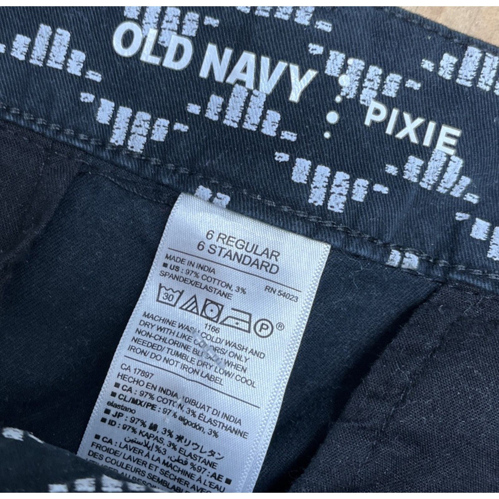 Old Navy Old Navy Black White Geometric Print Pixie Shorts Sz 6 Size 28" / US 6 / IT 42 - 3 Thumbnail