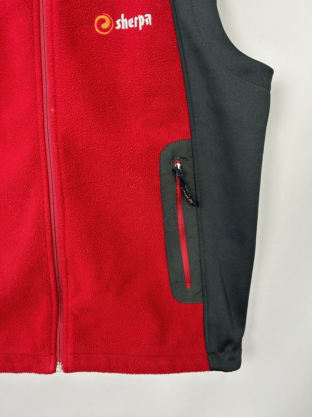 Other Sherpa Hiunchuli Fleece Grey Red Gilet Vest Size M Size US M / EU 48-50 / 2 - 9 Thumbnail
