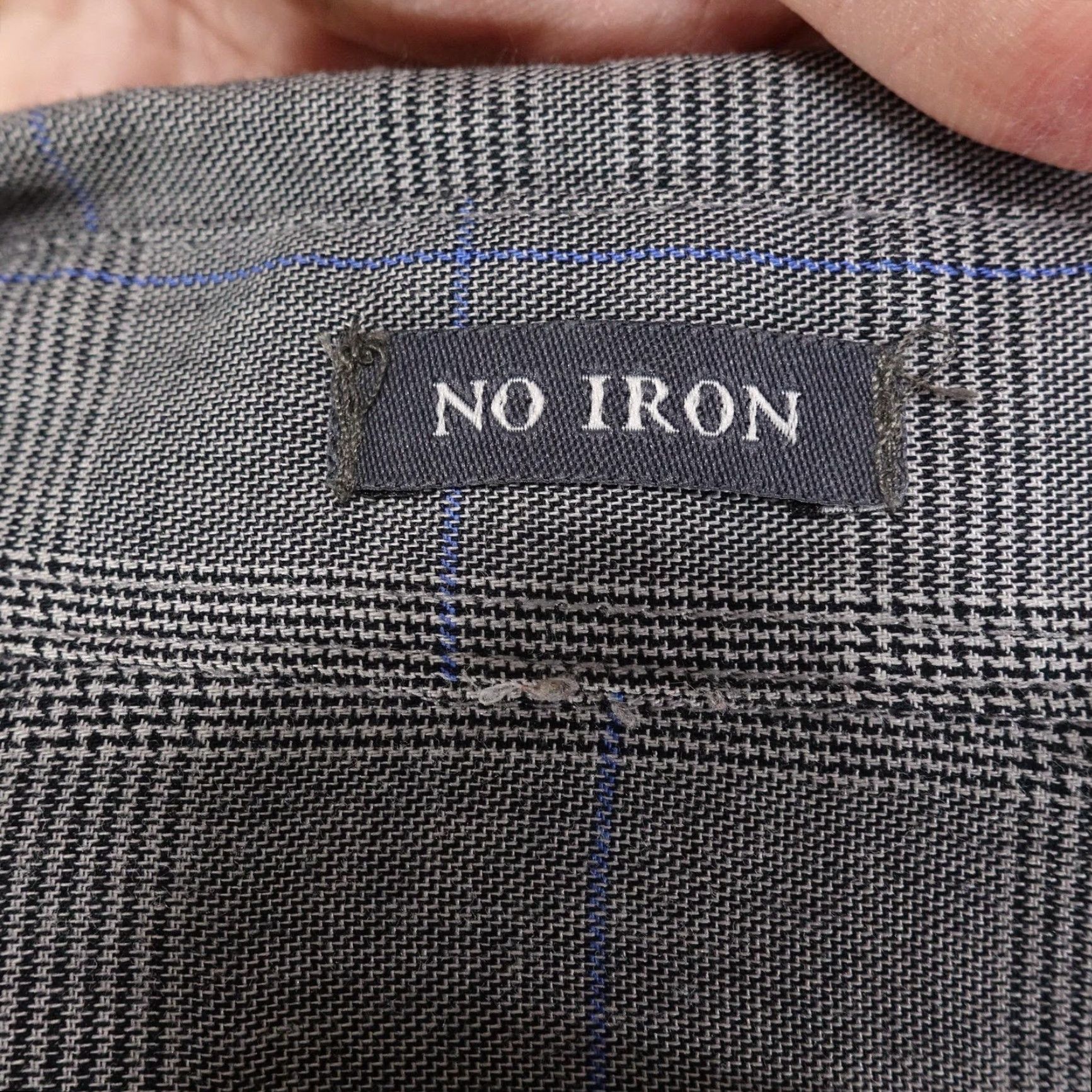 Van Heusen Van Heusen Shirt Mens Large Gray Plaid Button-Down No Iron Long Sleeve 16-16.5 Pocket Size US L / EU 52-54 / 3 - 7 Thumbnail