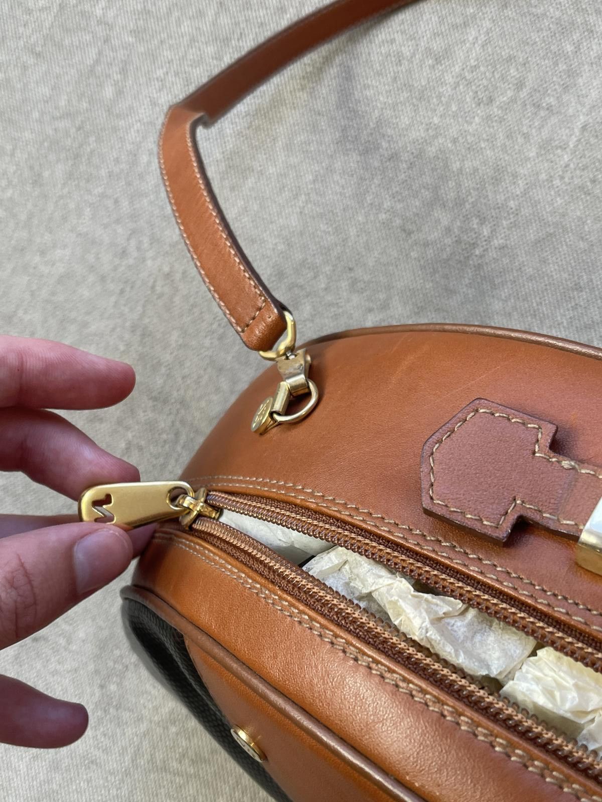 Designer Nina Ricci All Leather Bag Lightly Used Size ONE SIZE - 3 Thumbnail
