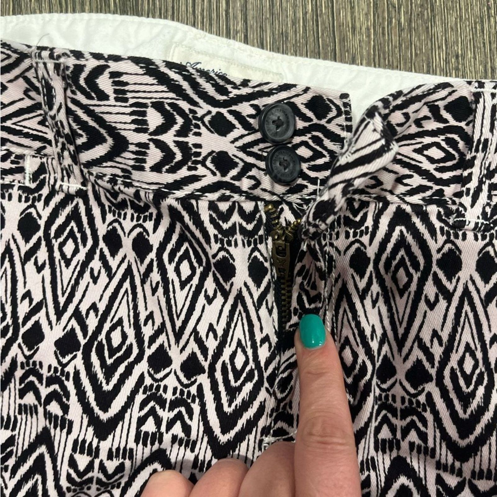 American Eagle Outfitters American Eagle Outfitters Womens Aztec Shorts Low Rise 10 Size 32" / US 10 / IT 46 - 2 Thumbnail
