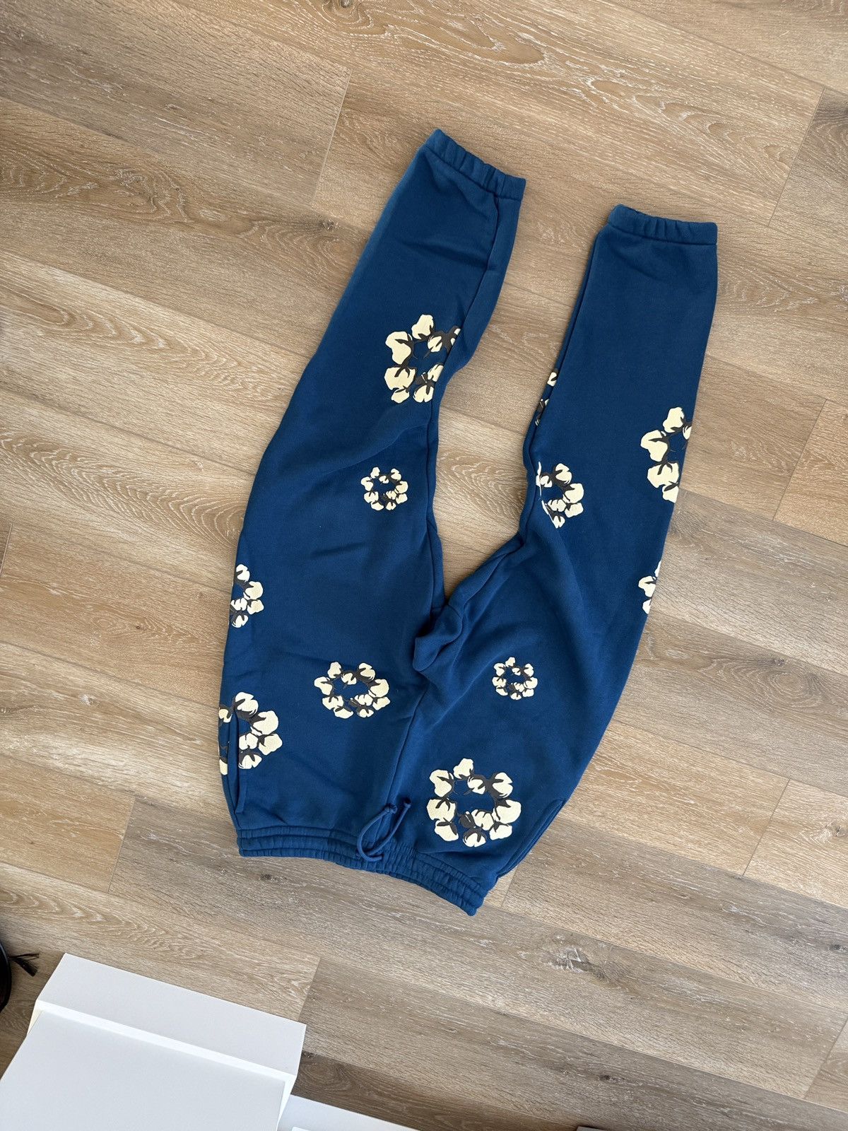 DENIM TEARS RARE DENIM TEARS MONO WREATH SWEAT PANTS Size US 32 / EU 48 - 2 Thumbnail