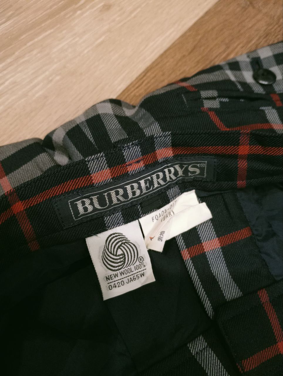 Burberry VINTAGE BURBERRYS NOVA CHECK WOOL SHORTPANTS Size 26" / US 2 / IT 38 - 4 Thumbnail