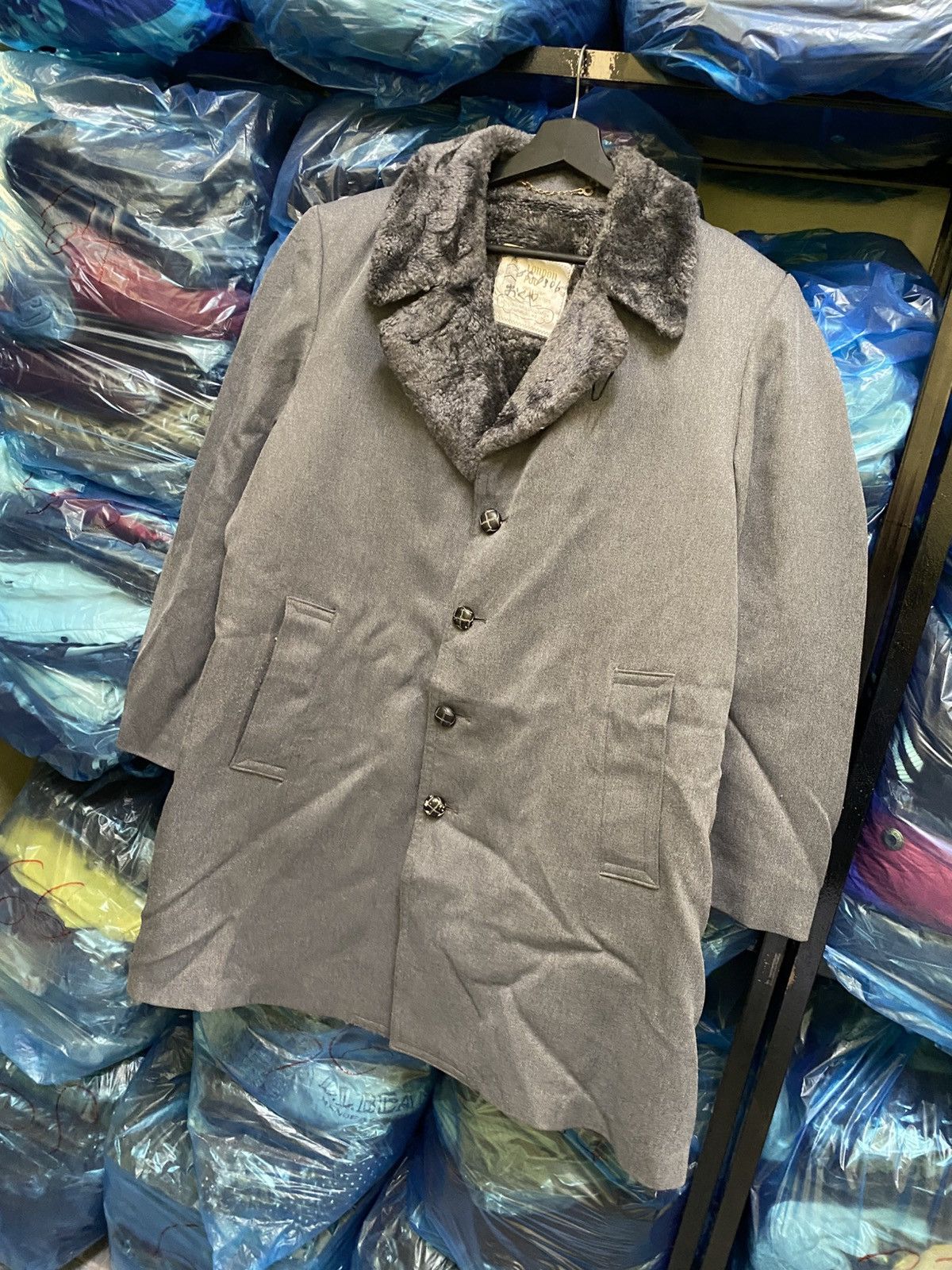 London Fog Vintage 1980s Ash Gray Faux Fur Collar Overcoat Fashionland Size US M / EU 48-50 / 2 - 5 Thumbnail