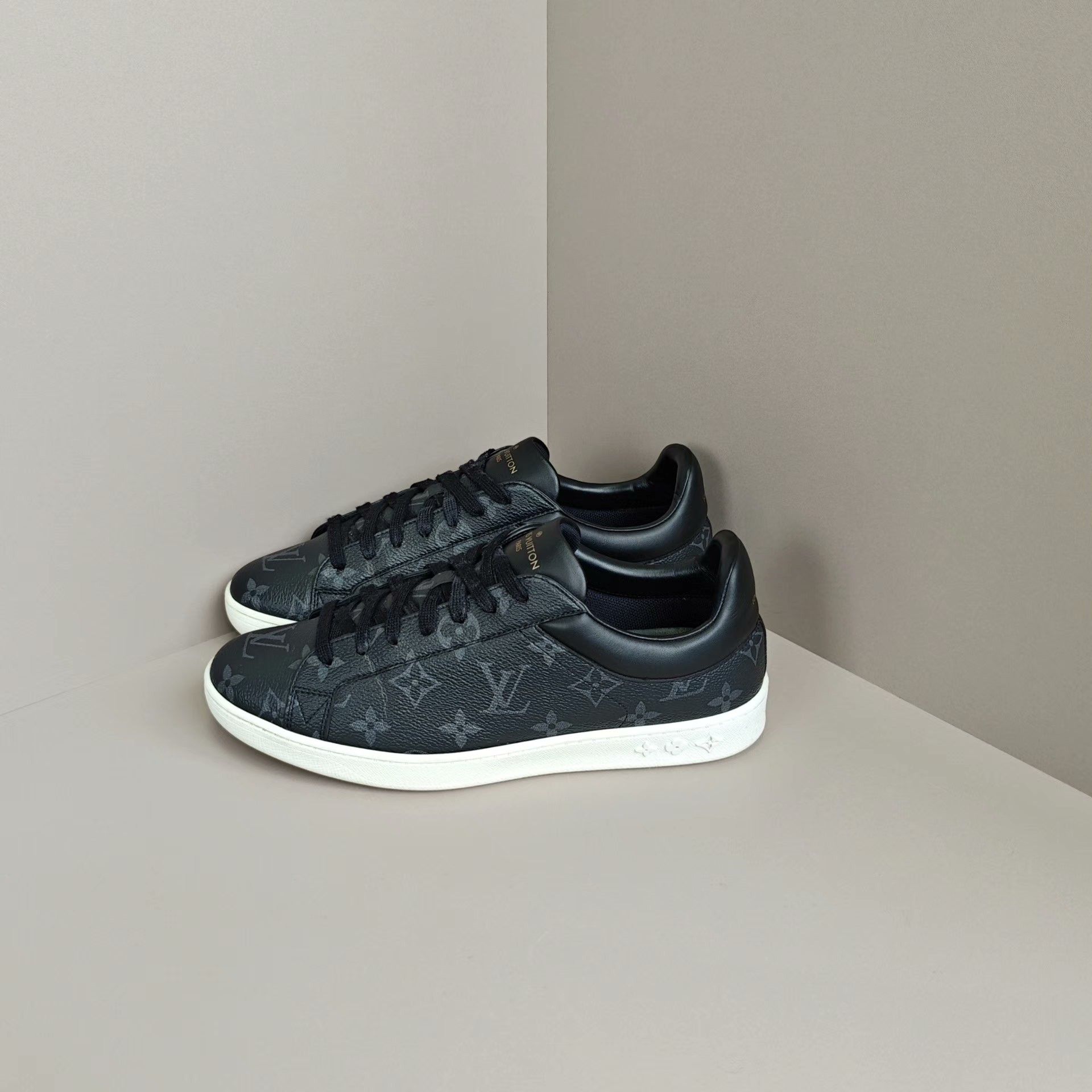 Louis Vuitton Louis Vuitton Lowtop Sneakers 7 Men Size US 7 / EU 40 - 1 Thumbnail
