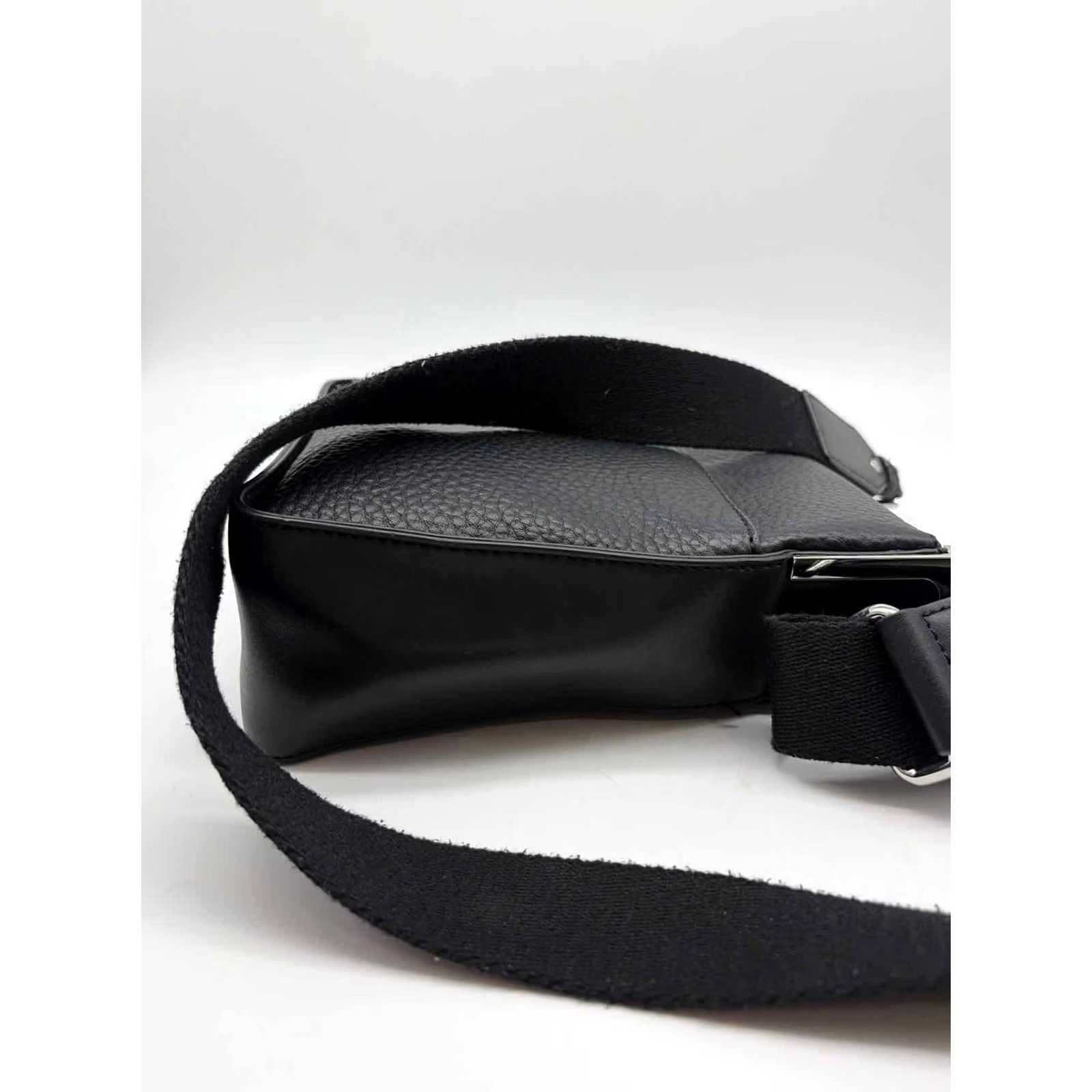 Calvin Klein Pre-Owned Calvin Klein Black Pebbled Crossbody Size ONE SIZE - 5 Thumbnail