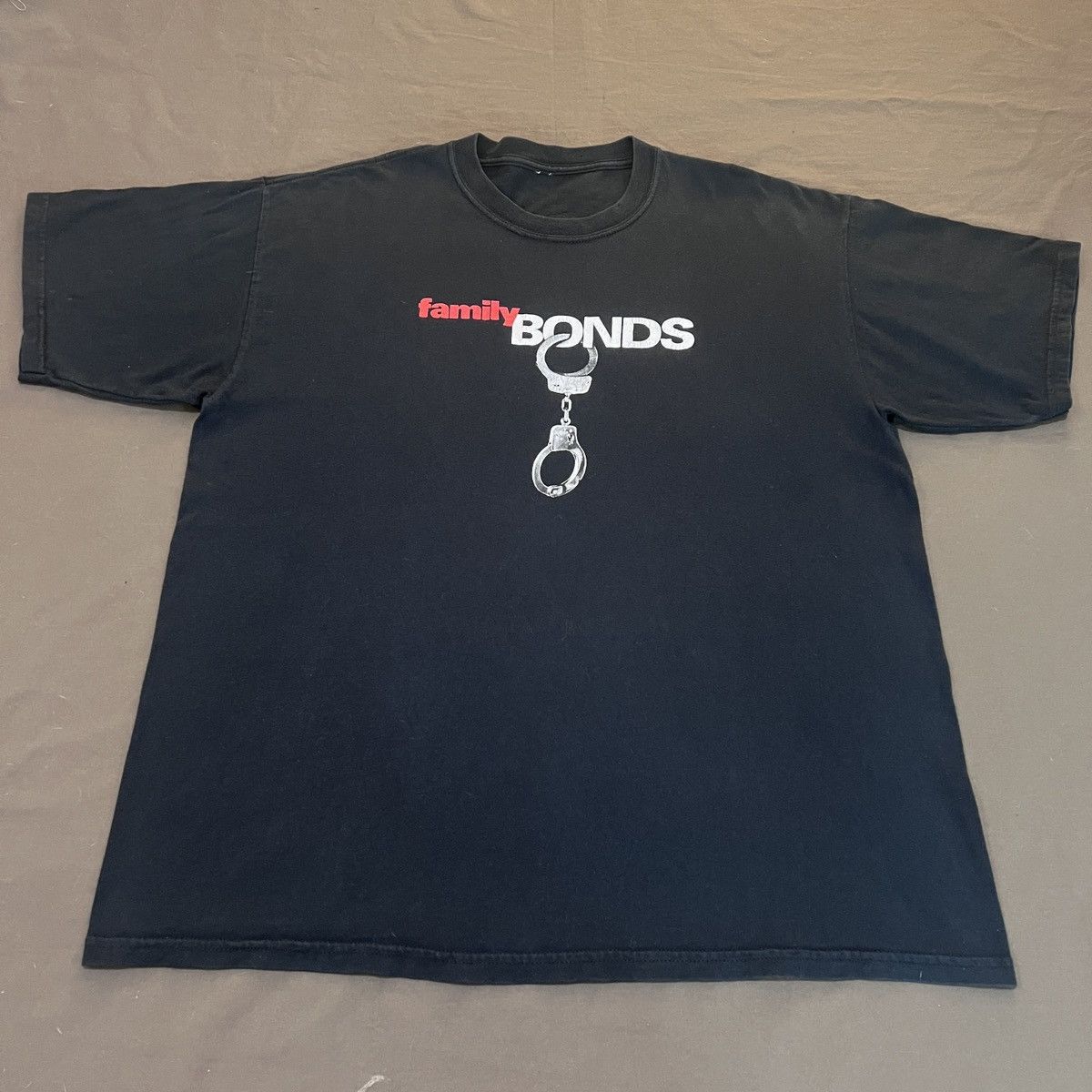 Vintage Vintage Y2K Family Bonds HBO TV Series Tee XL Faded Size US XL / EU 56 / 4 - 2 Thumbnail