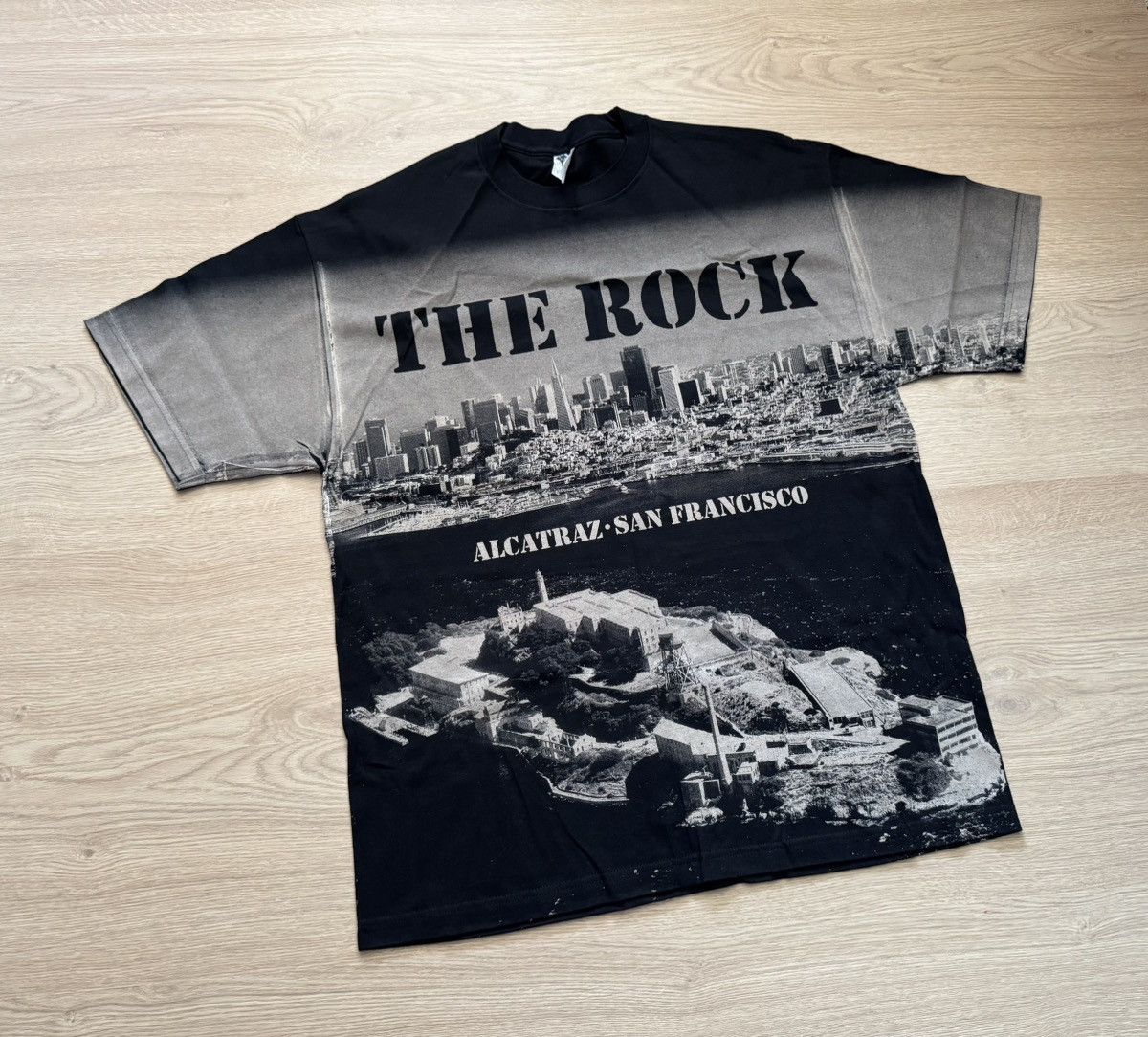 Vintage Vintage 00’s Alstyle Over Print Alcatraz SF The Rock T-Shirt Size US XL / EU 56 / 4 - 1 Thumbnail