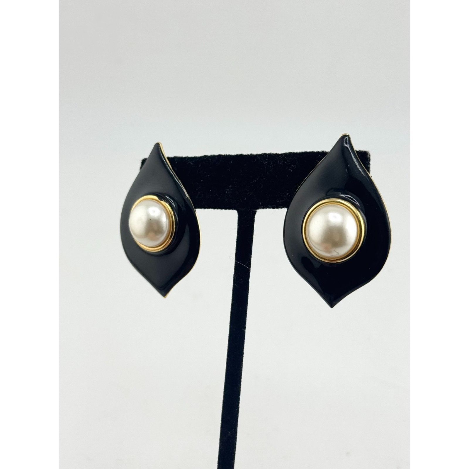 Vintage Black enamel faux pearl vintage earrings Size ONE SIZE - 2 Thumbnail