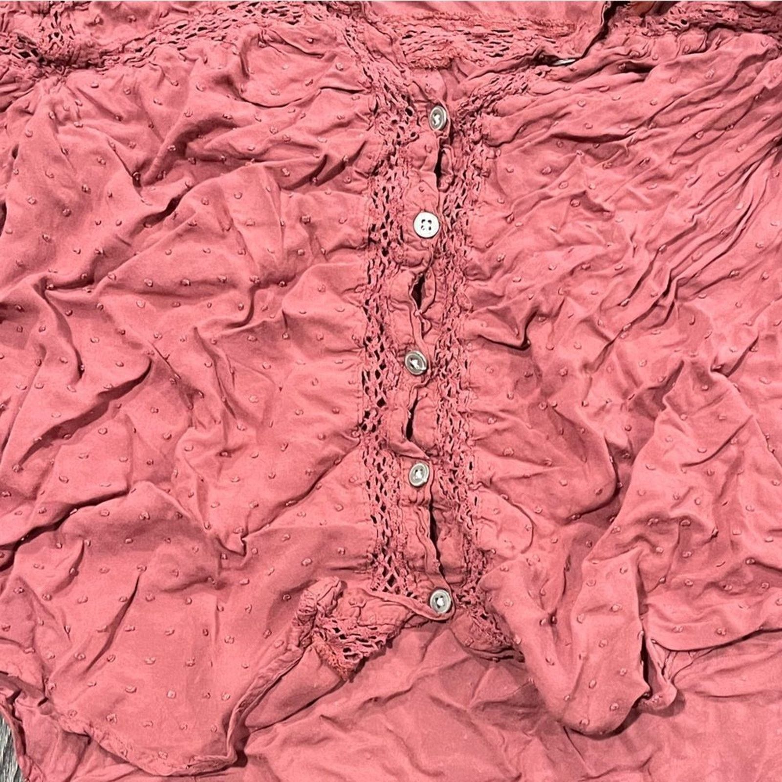 Free People Free People Rose Pink Rayon Button Front Blouse Swiss Dot S Size S / US 4 / IT 40 - 2 Thumbnail