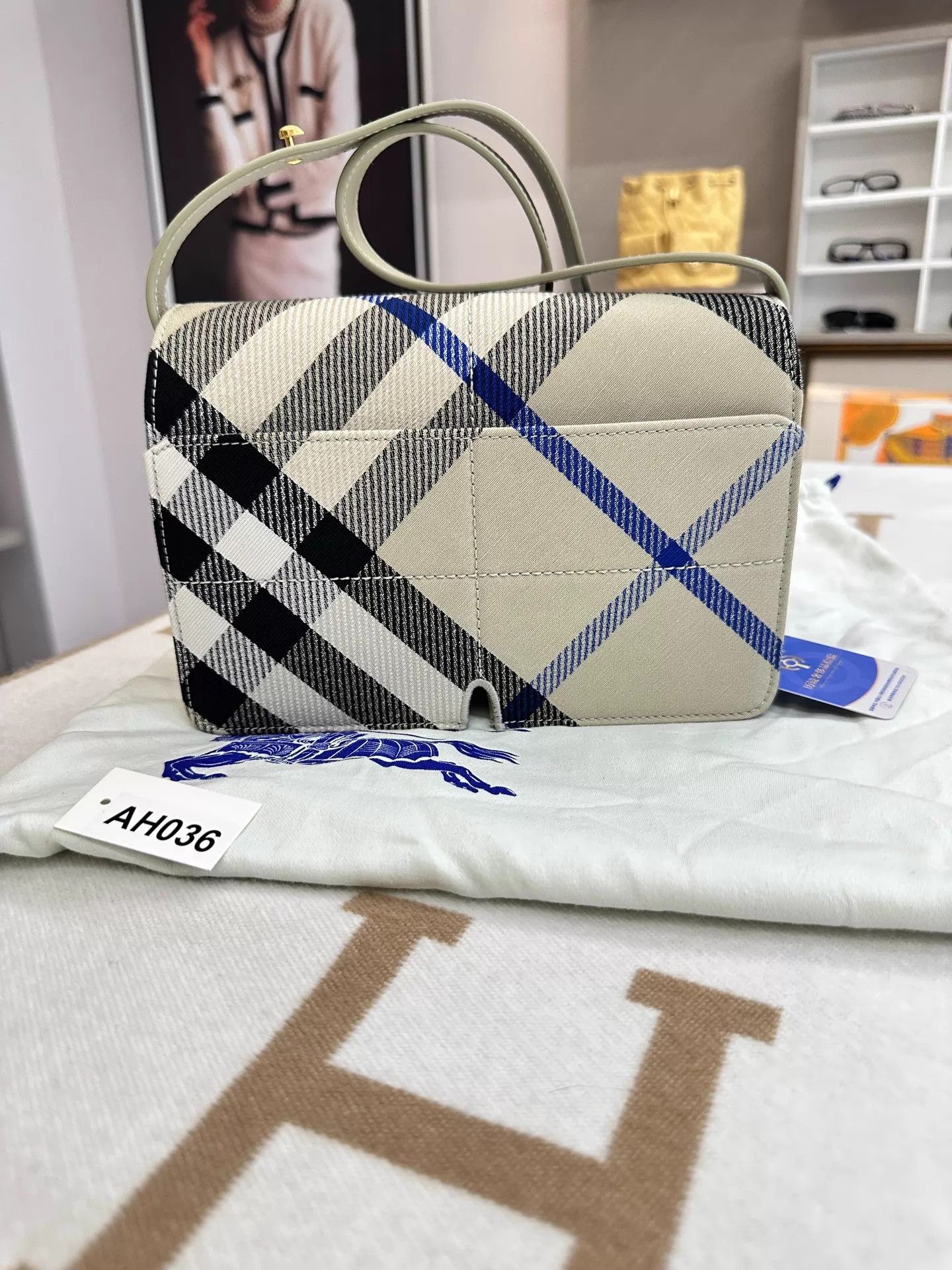 Burberry Burberry Check Snip Crossbody/Shoulder Bag AH036 WTS 23x7x17 Size ONE SIZE - 4 Thumbnail