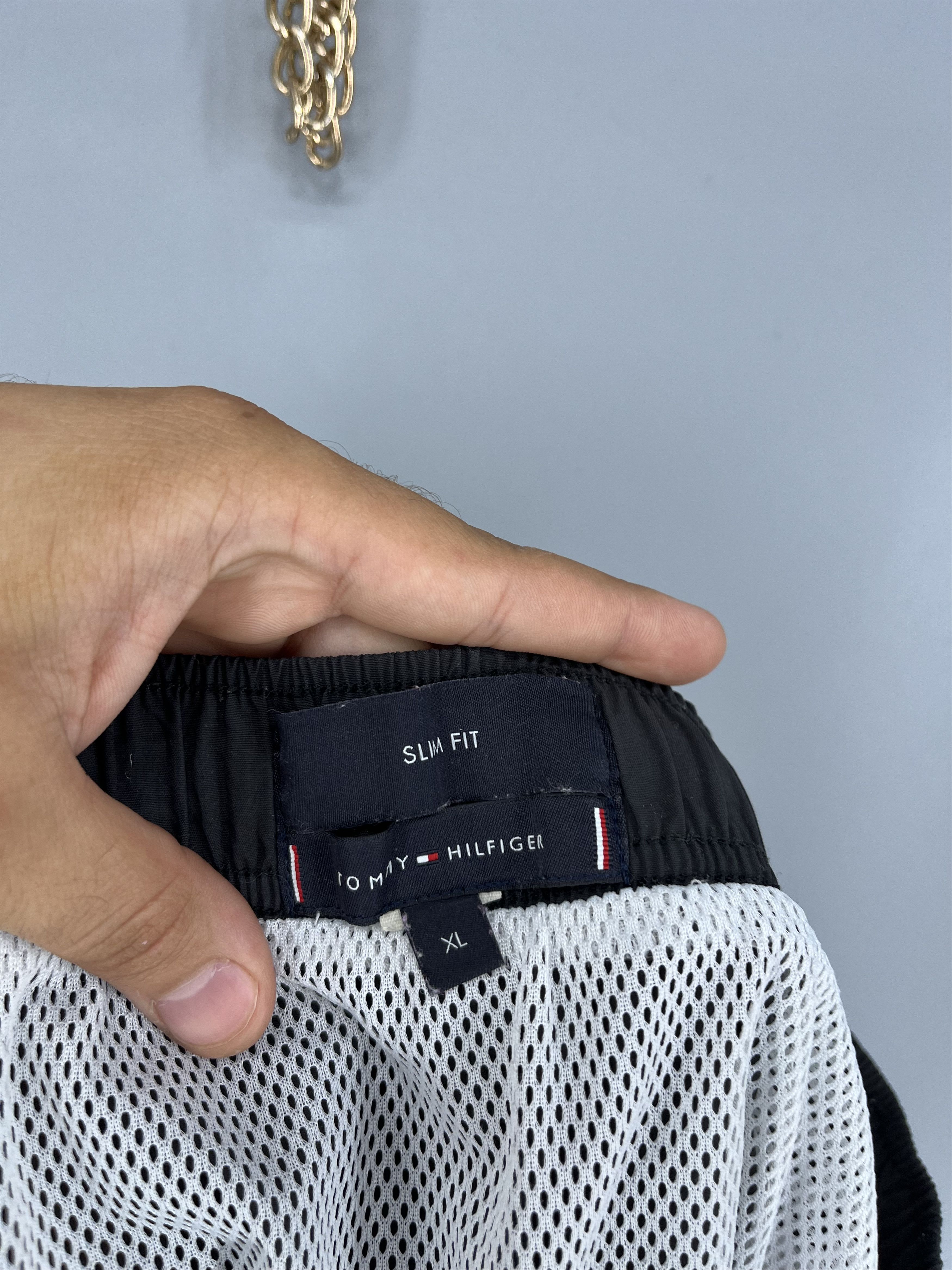 Tommy Hilfiger 90s Vintage Tommy Hilfiger Navy Nylon Big Logo Shorts Travis Size US 34 / EU 50 - 9 Thumbnail