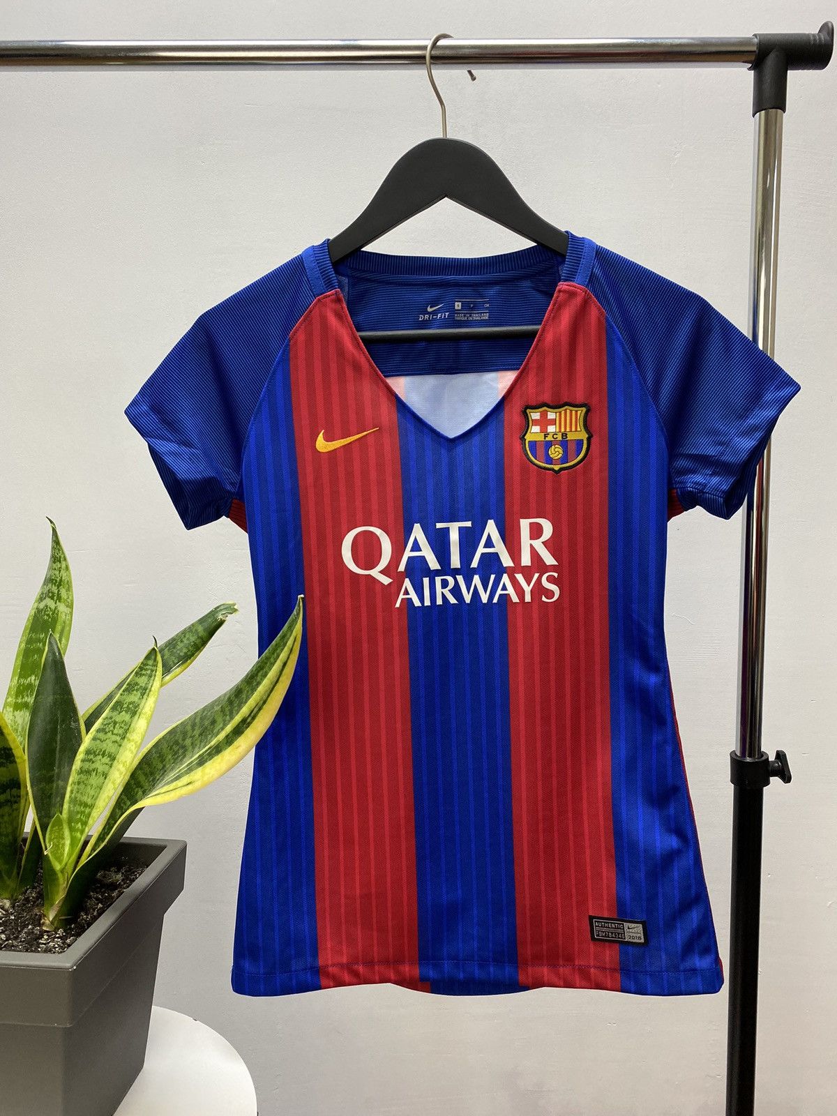 Nike Women's FC BARCELONA NIKE 2016 2017 HOME FOOTBALL Size S / US 4 / IT 40 - 1 Thumbnail