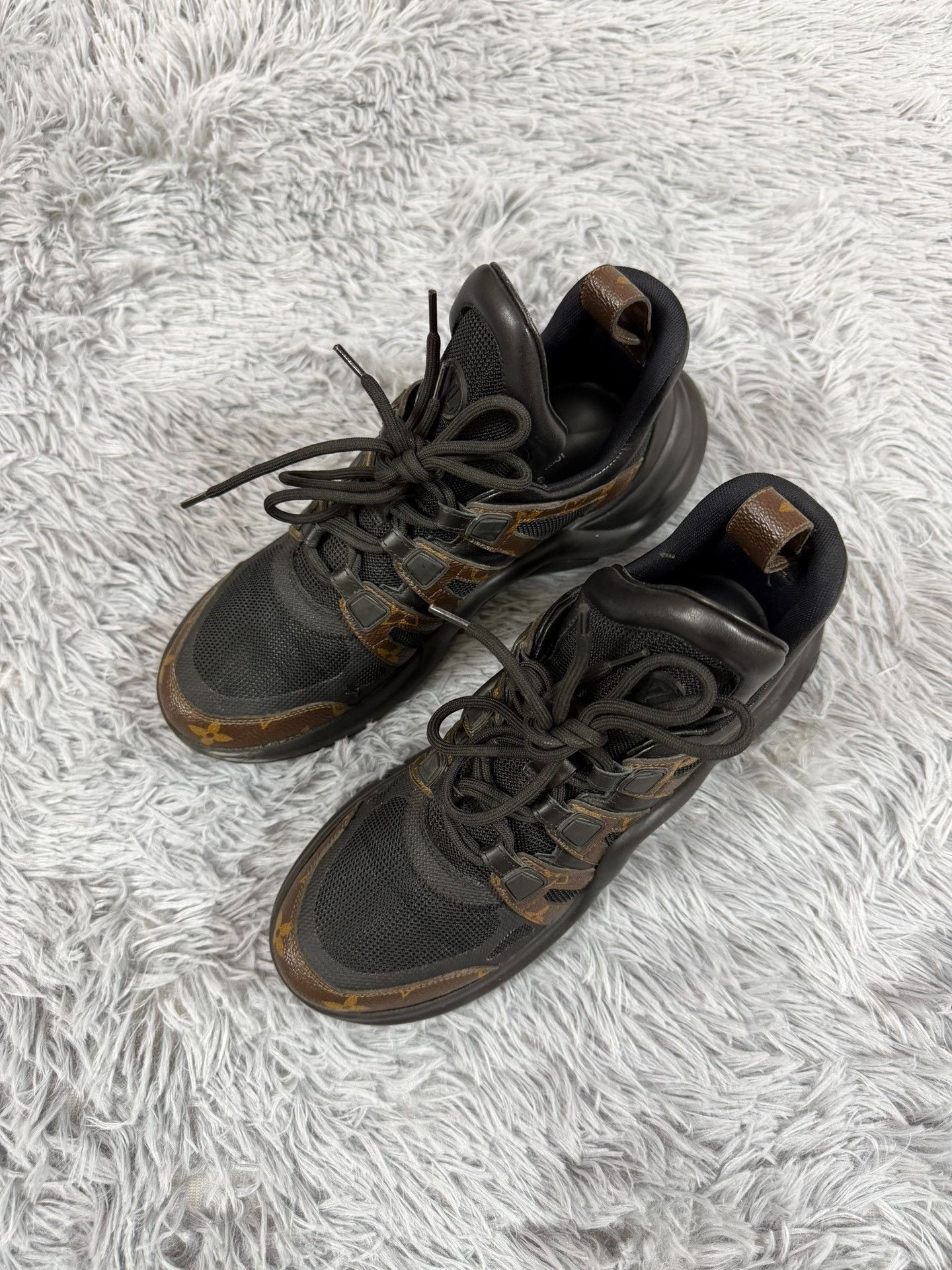 Louis Vuitton Louis Vuitton Black Lowtop Sneakers us_10 Women Size US 10 / IT 40 - 1 Thumbnail