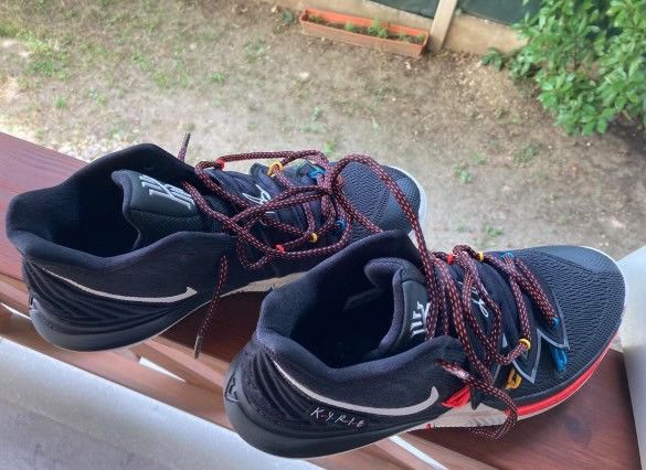 Nike Nike Kyrie Erving (Friends) Size US 10 / EU 43 - 2 Thumbnail