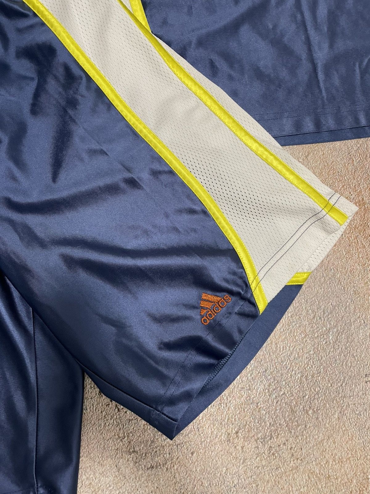 Adidas Vintage Adidas Center Logo Shorts T-Shirt Boxy Tracksuit Set Size US L / EU 52-54 / 3 - 7 Thumbnail