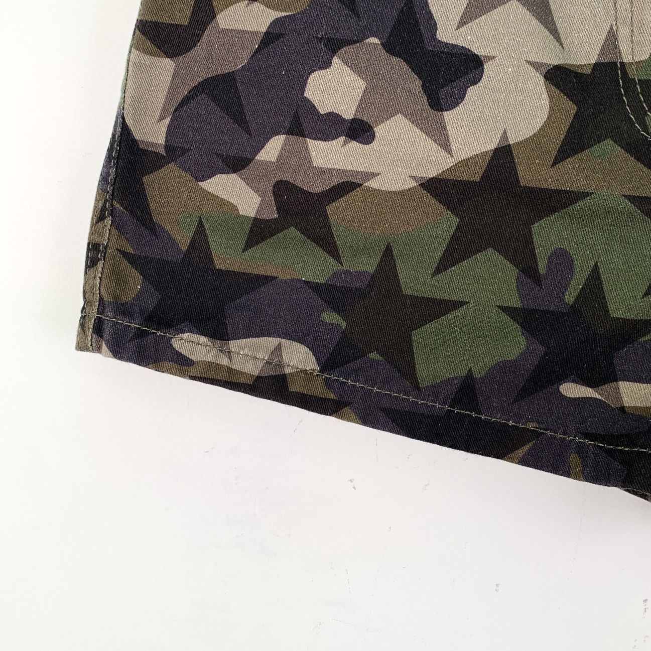 Valentino Valentino Star All Over Print Camouflage Casual Shorts K26WX Size 28" / US 6 / IT 42 - 4 Thumbnail