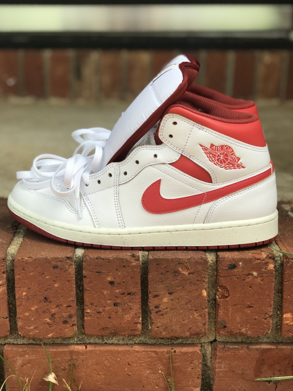 Jordan Brand Air Jordan 1 SE Mid White Dune Red Size 10 NWOB Size US 10 / EU 43 - 2 Thumbnail
