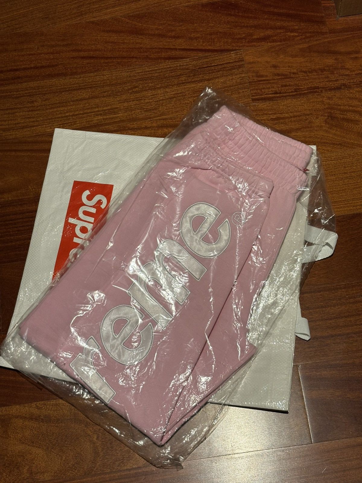 Supreme Supreme satin appliqué sweatpants Pink new MEDIUM Size US 32 / EU 48 - 3 Thumbnail