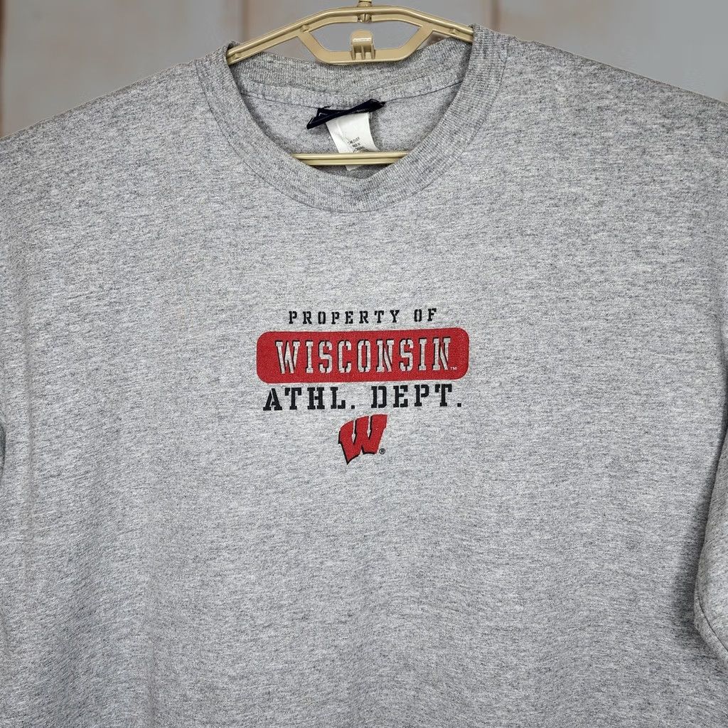 Jansport Wisconsin Badgers Mens XL Gray JanSport Athl Dept Logo Graphic Tee Size US XL / EU 56 / 4 - 1 Thumbnail