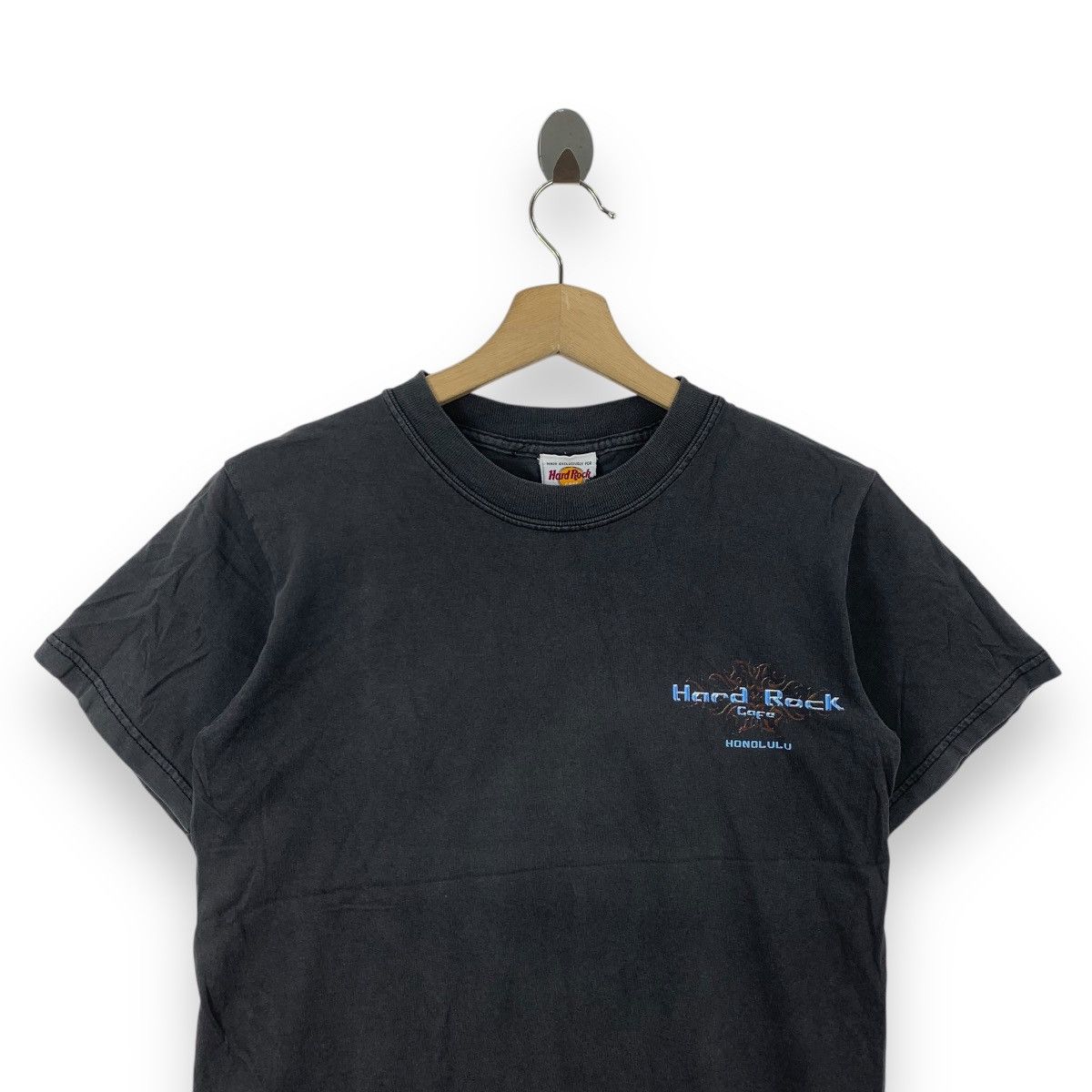 Hard Rock Cafe Vintage HARD ROCK CAFE Honolulu Hawaii Guitar Tee Shirt Size S / US 4 / IT 40 - 4 Thumbnail