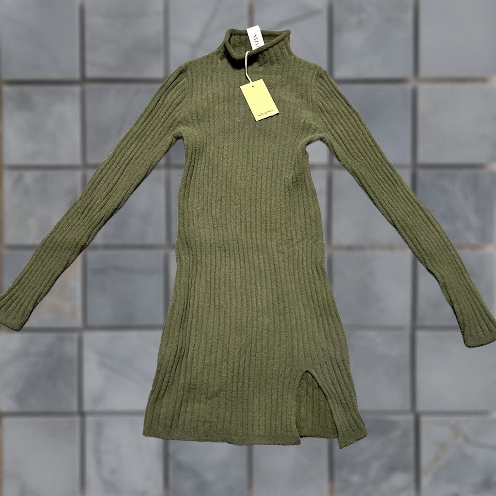 aritzia green dress Wilfred floral Its cut from drapey Japanese satin with a soft sheen and vintage finish for a crinkled look and feel. Golden Hour Dress | Aritzia