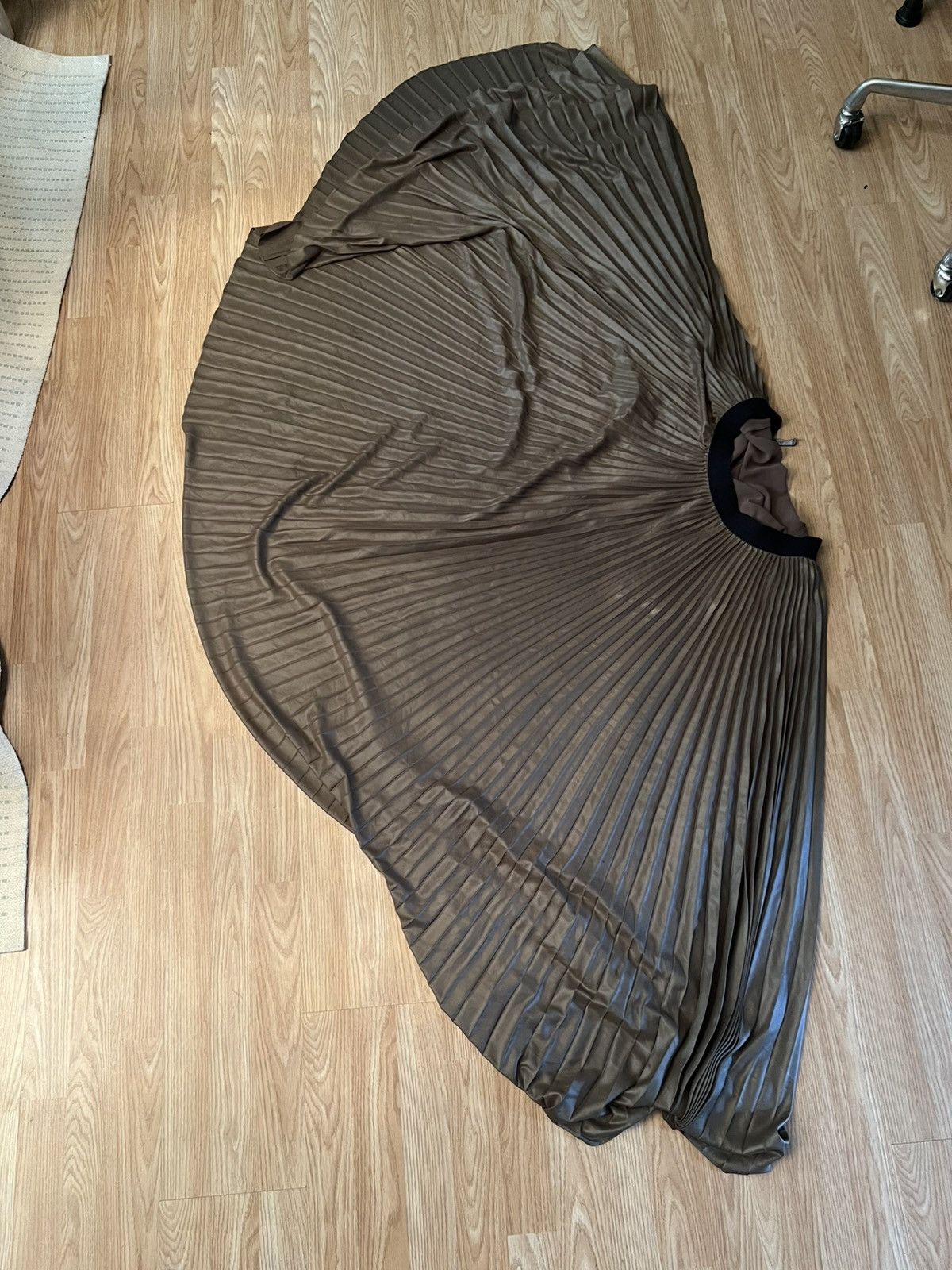 Bcbgmaxazria BCBG Pleated Maxi Skirt Size 32" / US 10 / IT 46 - 5 Thumbnail