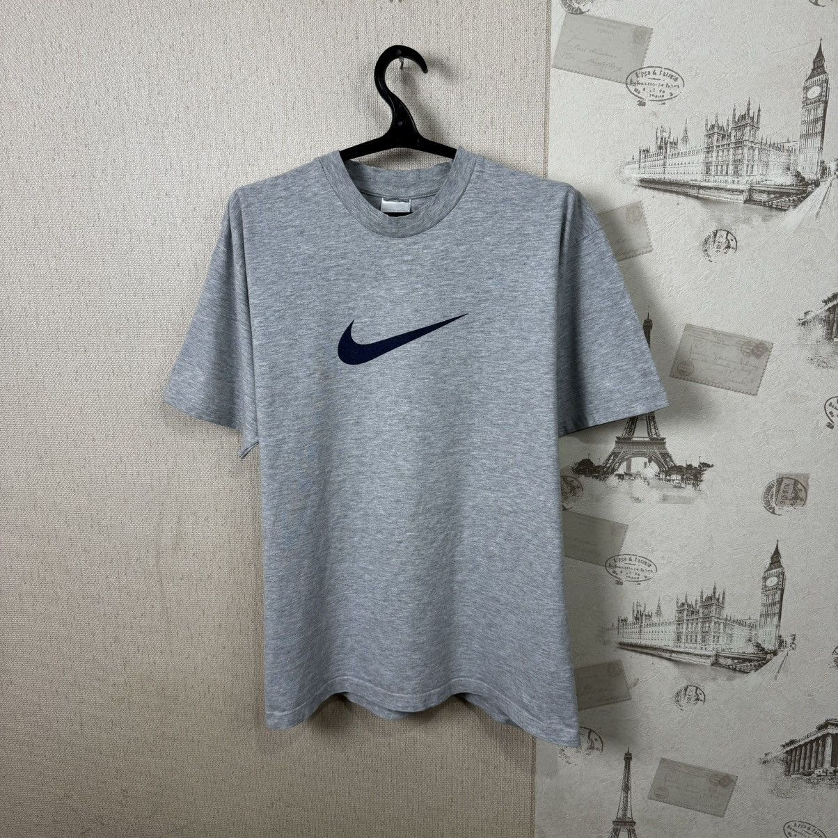 Nike × Vintage Vintage Nike 90s T shirt Centre Logo Gray XL Streetwear Size US XL / EU 56 / 4 - 1 Thumbnail